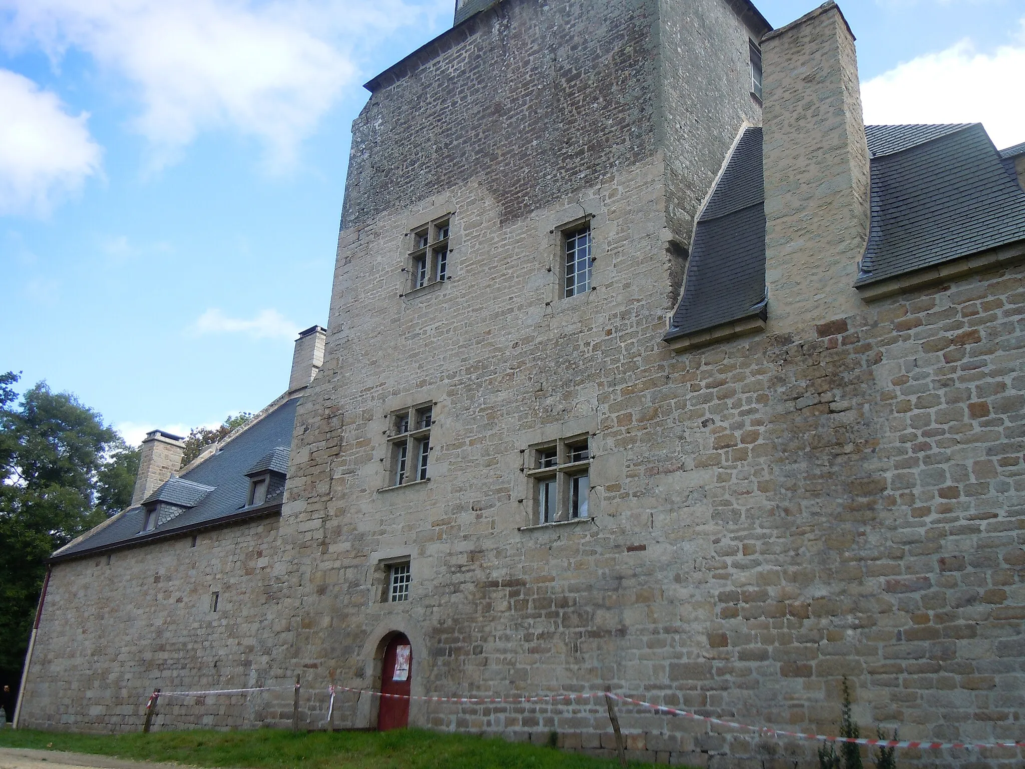 Photo showing: façade arrière du château de la Villeneuve-Jacquelot (Morbihan) et sa grosse tour carrée.