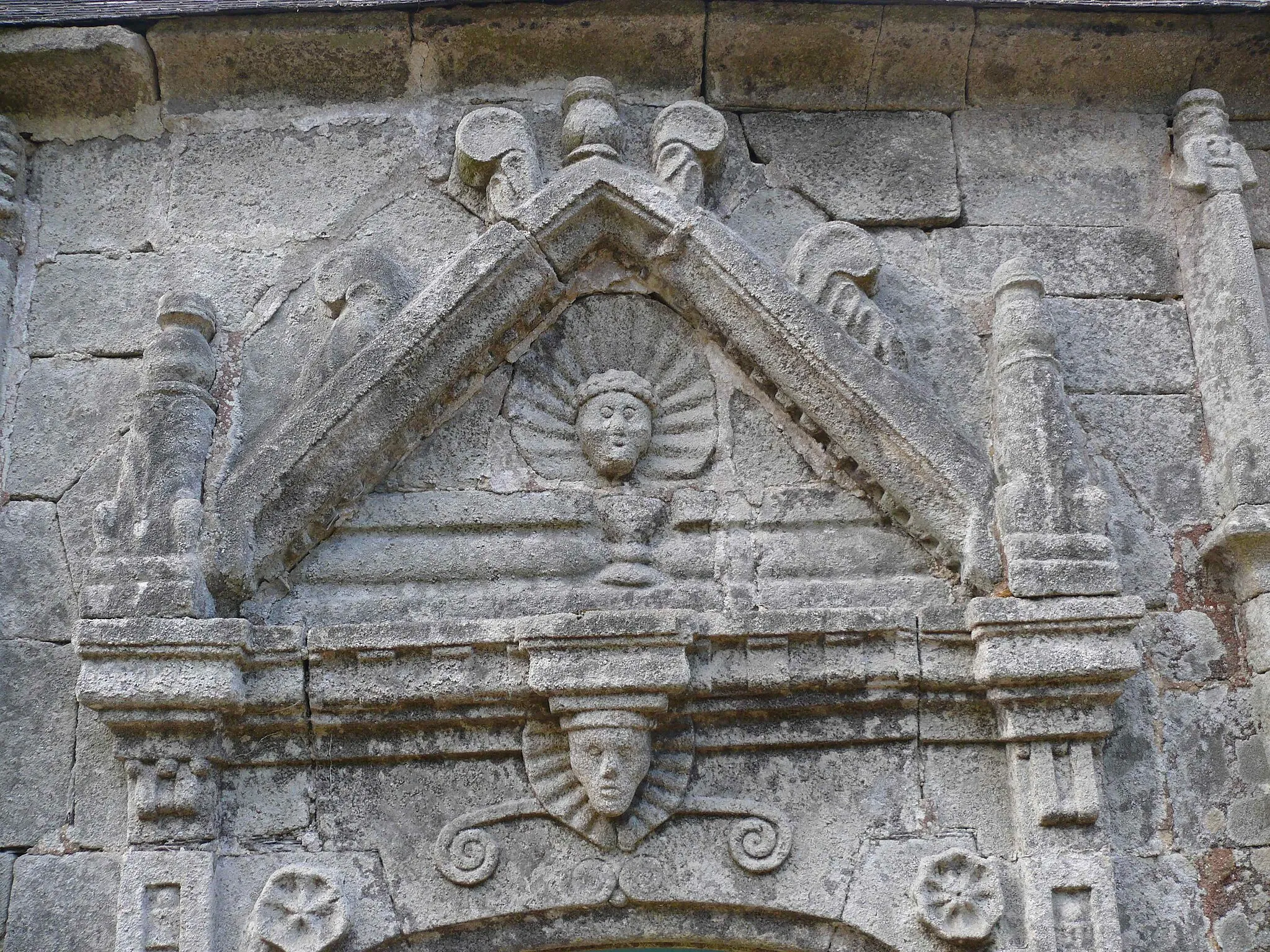 Photo showing: Edifiée au XVI° et XVII° siècle, cette chapelle comporte une entrée sculptée de volutes, pilastres à feuillages et crosses