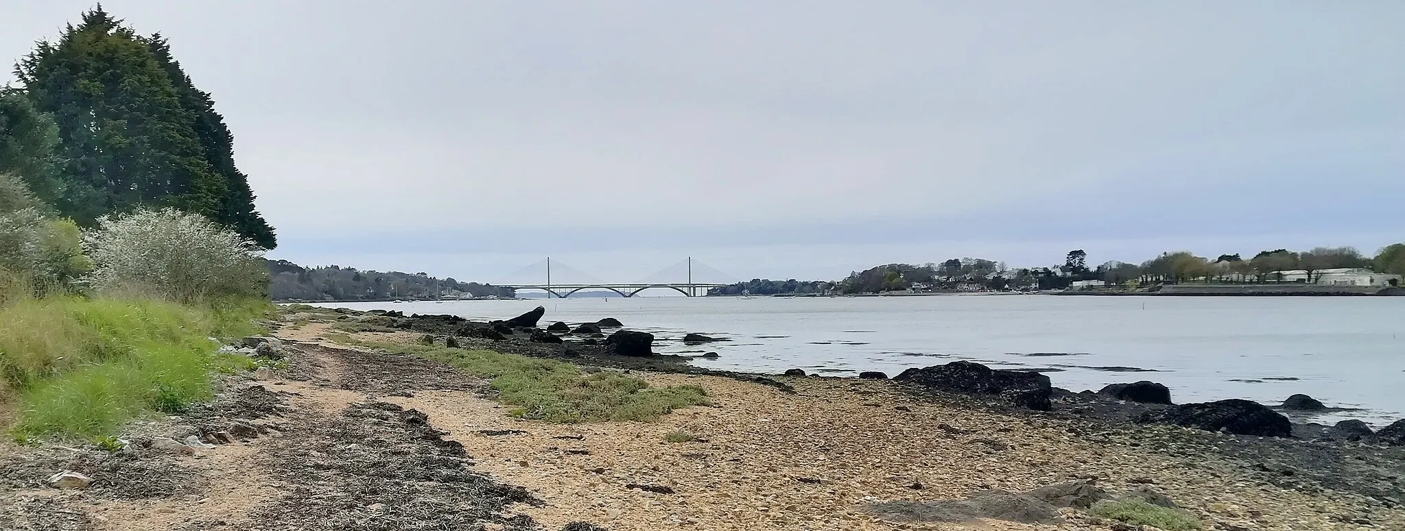 Photo showing: La partie aval de la ria de l'Élorn vue depuis la rive gauche, côté Plougastel-Daoulas ; à l'arrière-plan le pont de l'Iroise et , masqué partiellement par ce dernier, le pont Albert Louppe dont on voit seulement les arches.