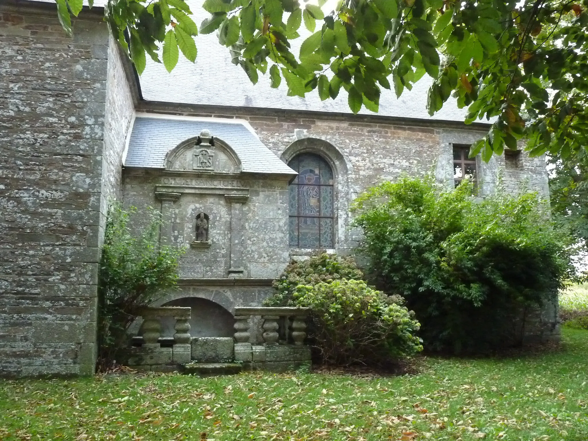 Photo showing: Fontaine et tombeau de Saint-Elouan adossés à la chapelle.