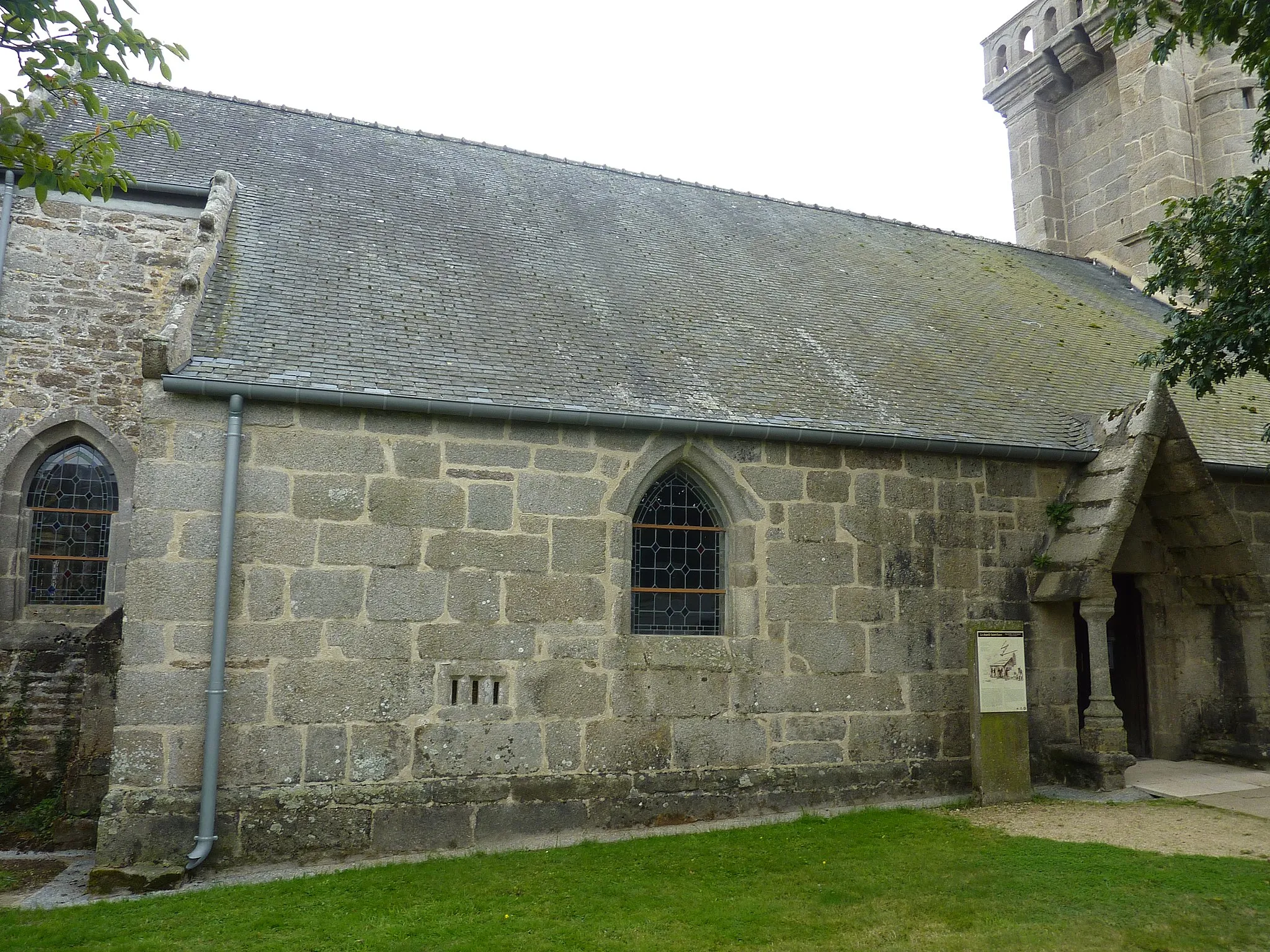 Photo showing: Plouider : chapelle Saint-Fiacre à Pont-du-Châtel, flanc nord et sa fenêtre aux lépreux.
