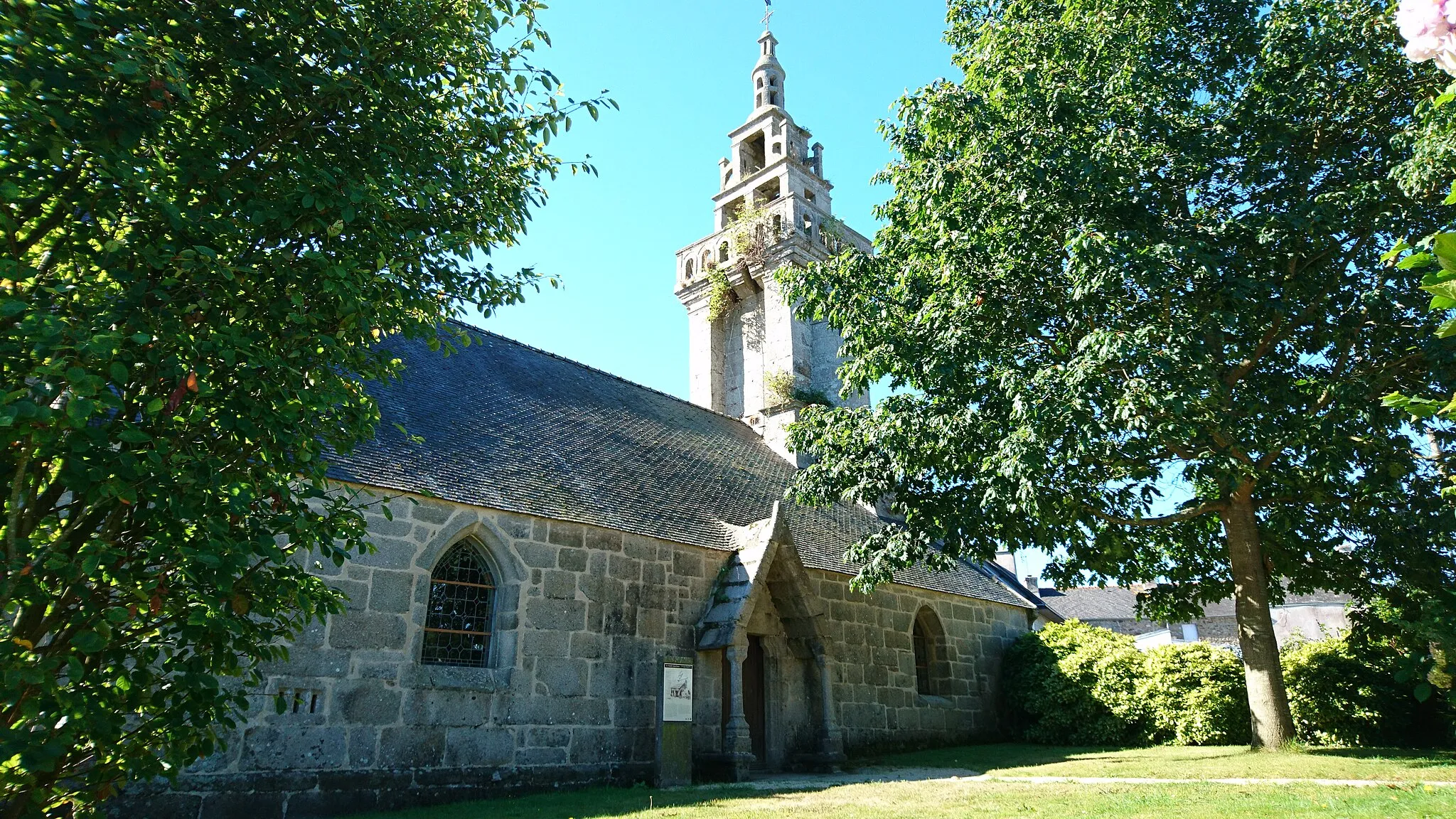 Photo showing: Flanc nord de la chapelle.