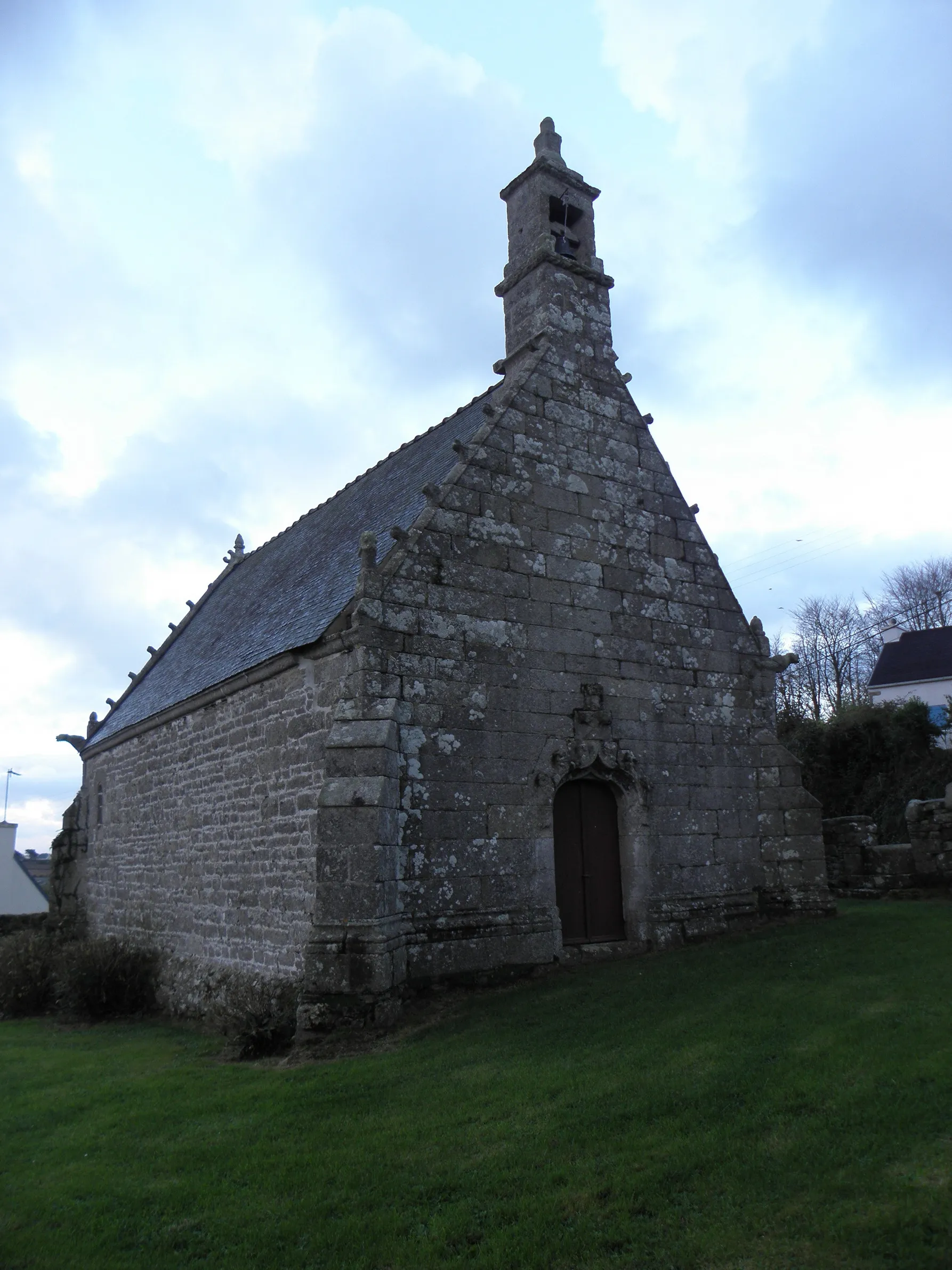 Photo showing: Flanc nord et façade occidentale de la chapelle du Penity en Goulven (29).