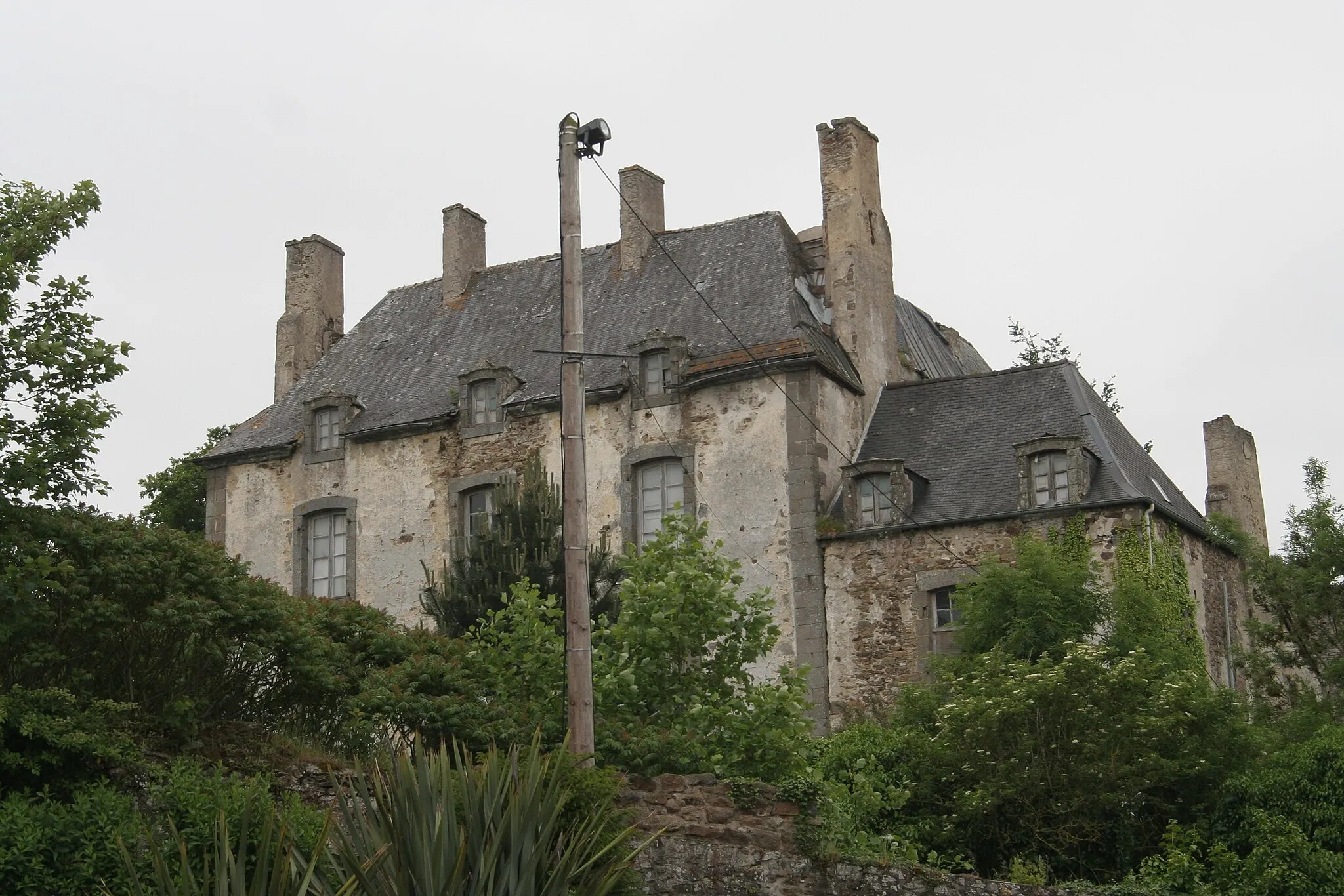 Photo showing: Château de Châteauneuf-d'Ille-et-Vilaine, vu de la place du Martray.