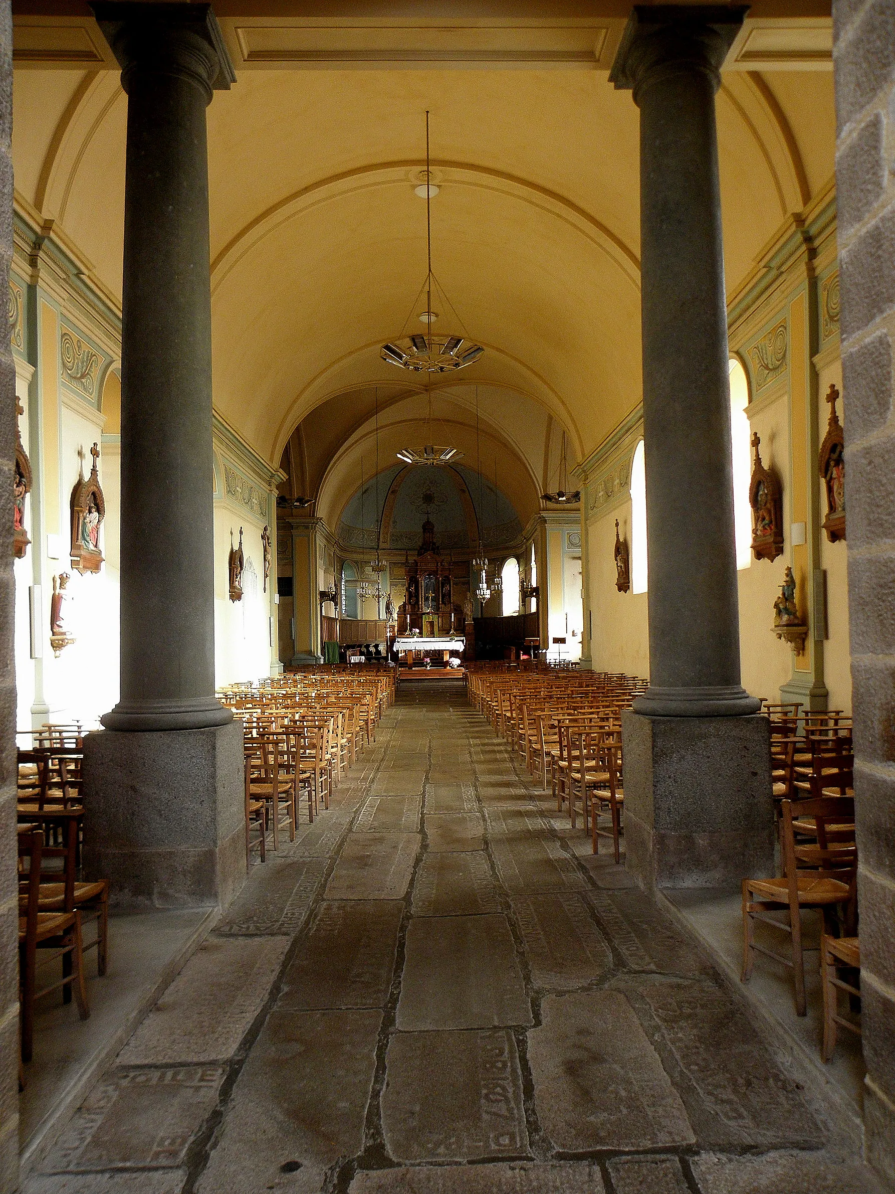 Photo showing: Église Saint-Martin-de-Tours de Pleine-Fougères (35). Intérieur. Nef.