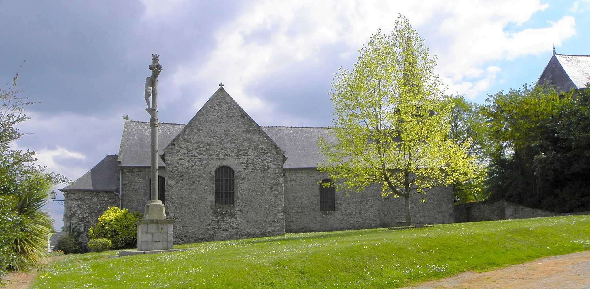 Photo showing: Église Saint-Hubert de Calorguen (22). Flanc nord.