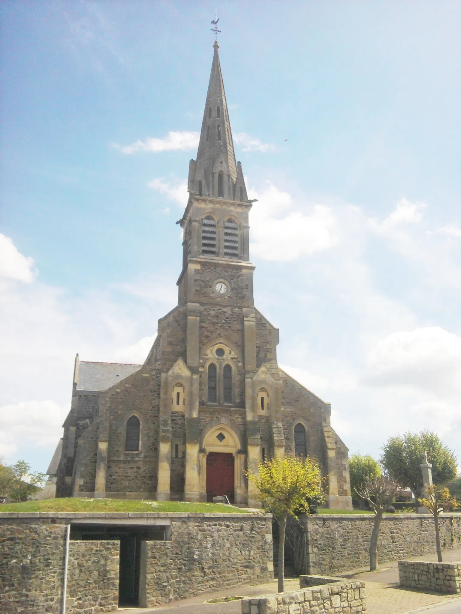 Photo showing: La façade de l'Église Saint-Sébastien de Noyal (Côtes-d'Armor), France