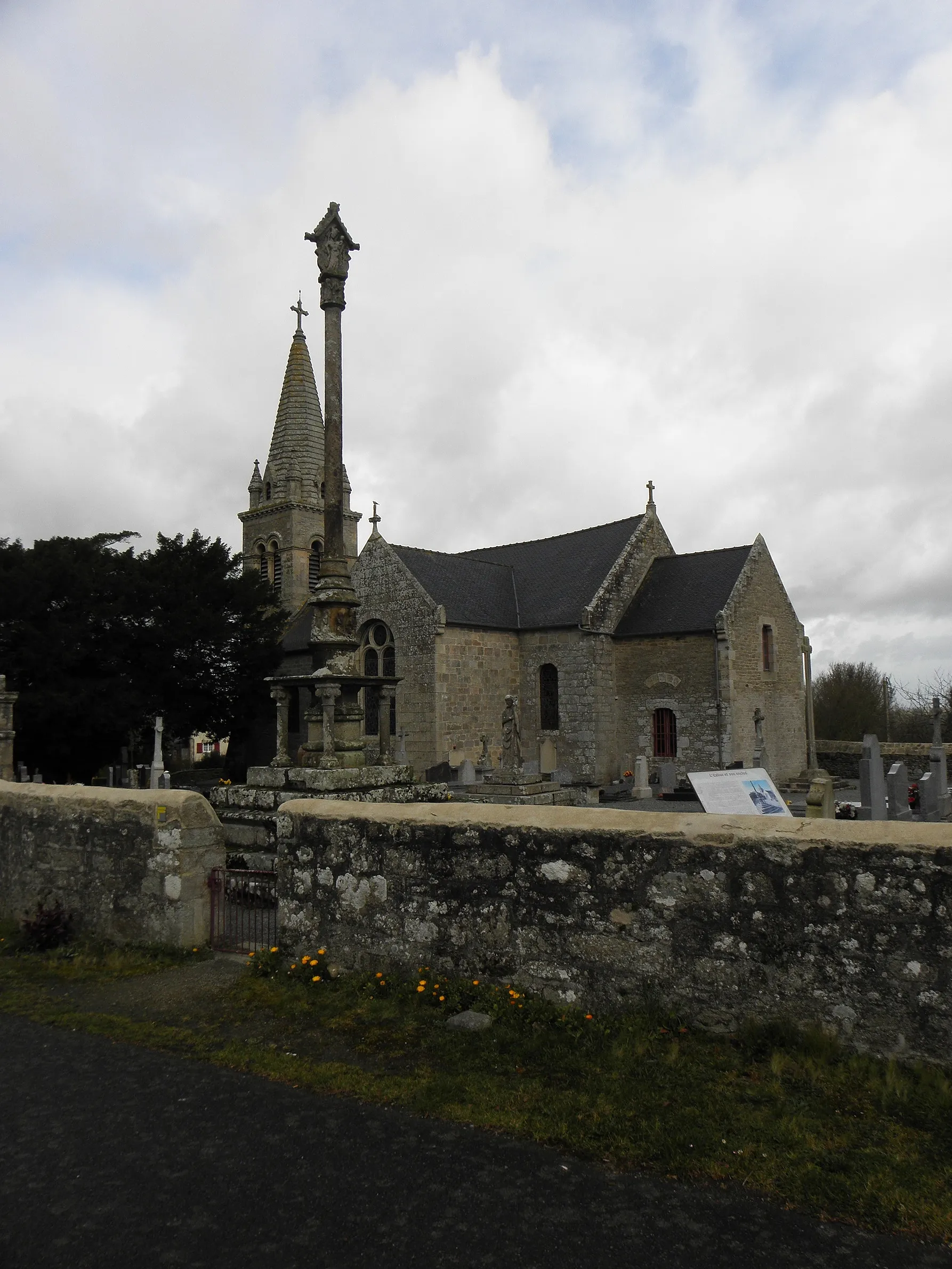 Photo showing: Église saint-Maudez, commune de saint-Maudez (22). Vue méirionale, avec les deux croix inscrites monuments historiques.