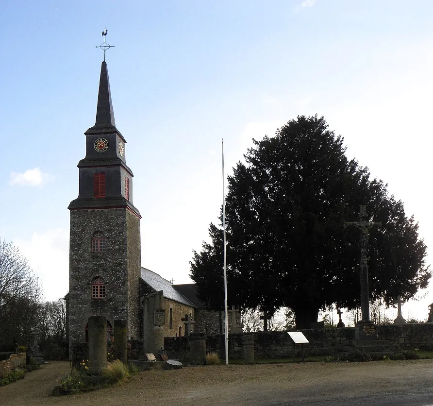 Photo showing: Église Saint-Méloir, colonnes antiques et borne milliaire de Saint-Méloir-des-Bois (22).