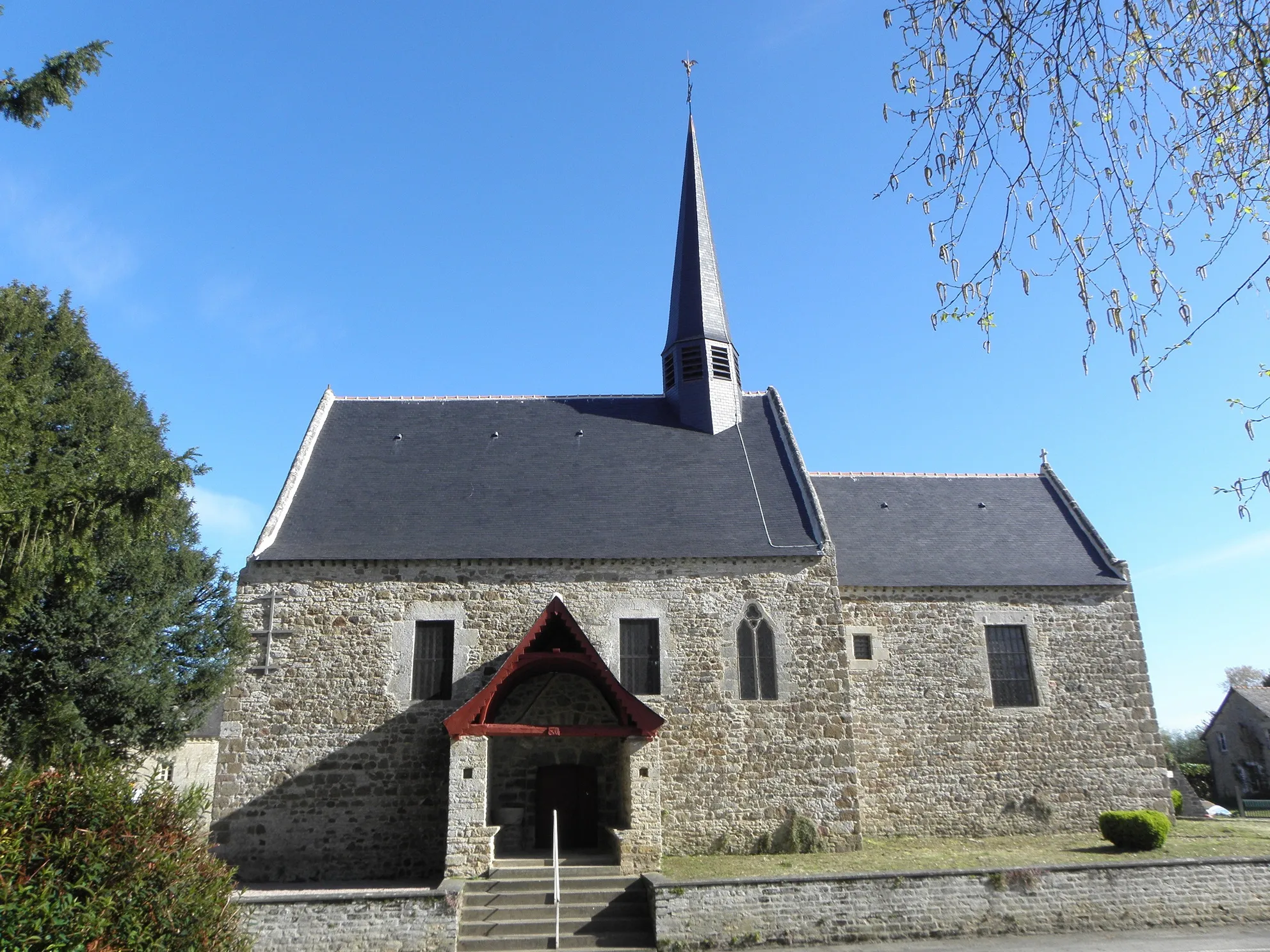 Photo showing: Église Sainte-Agnès de Tréfumel (22). Flanc sud.