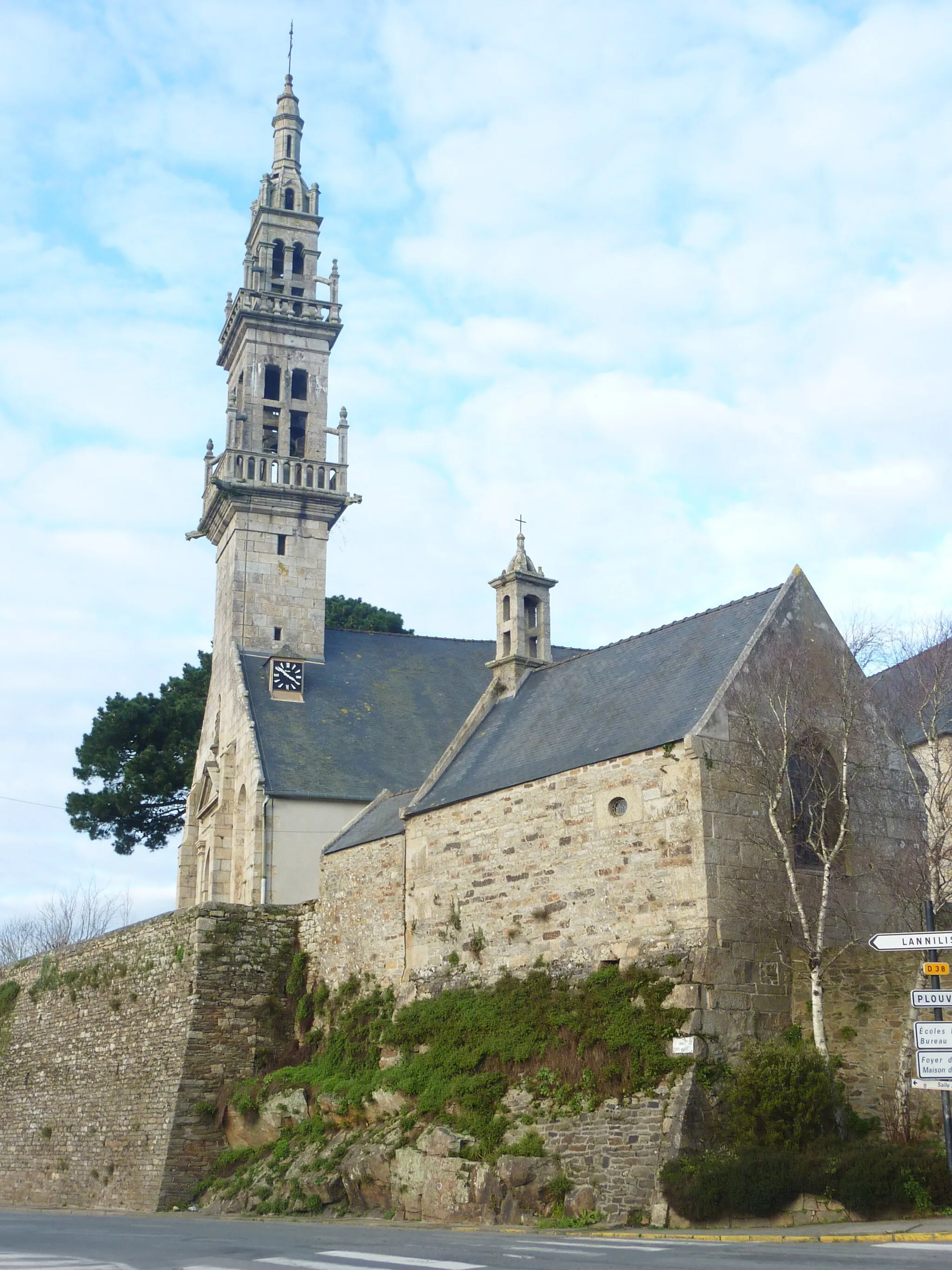 Photo showing: Bourg-Blanc : l'ossuaire et l'église paroissiale