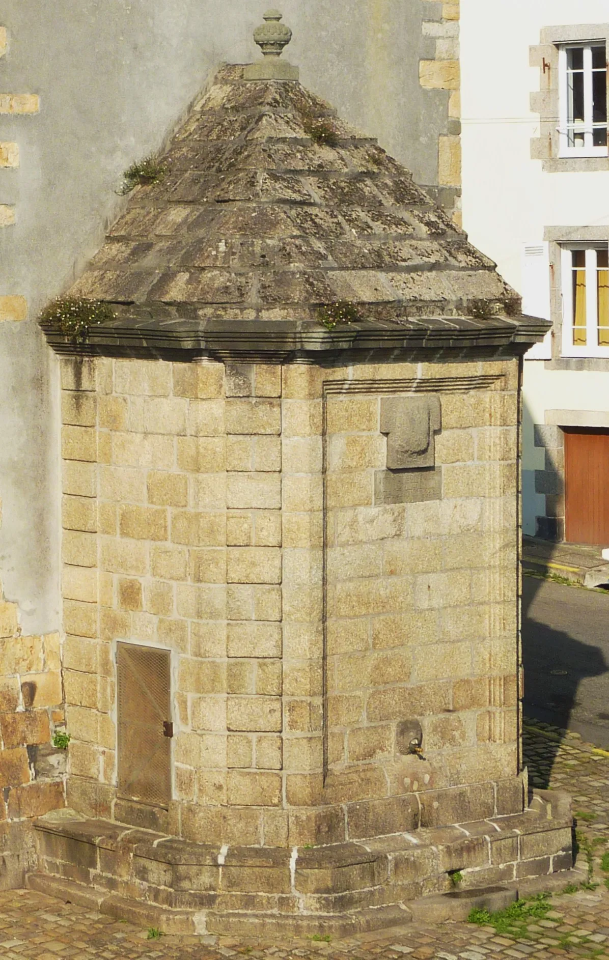 Photo showing: Brest Recouvrance : la fontaine (pignon de la "maison de la Fontaine")