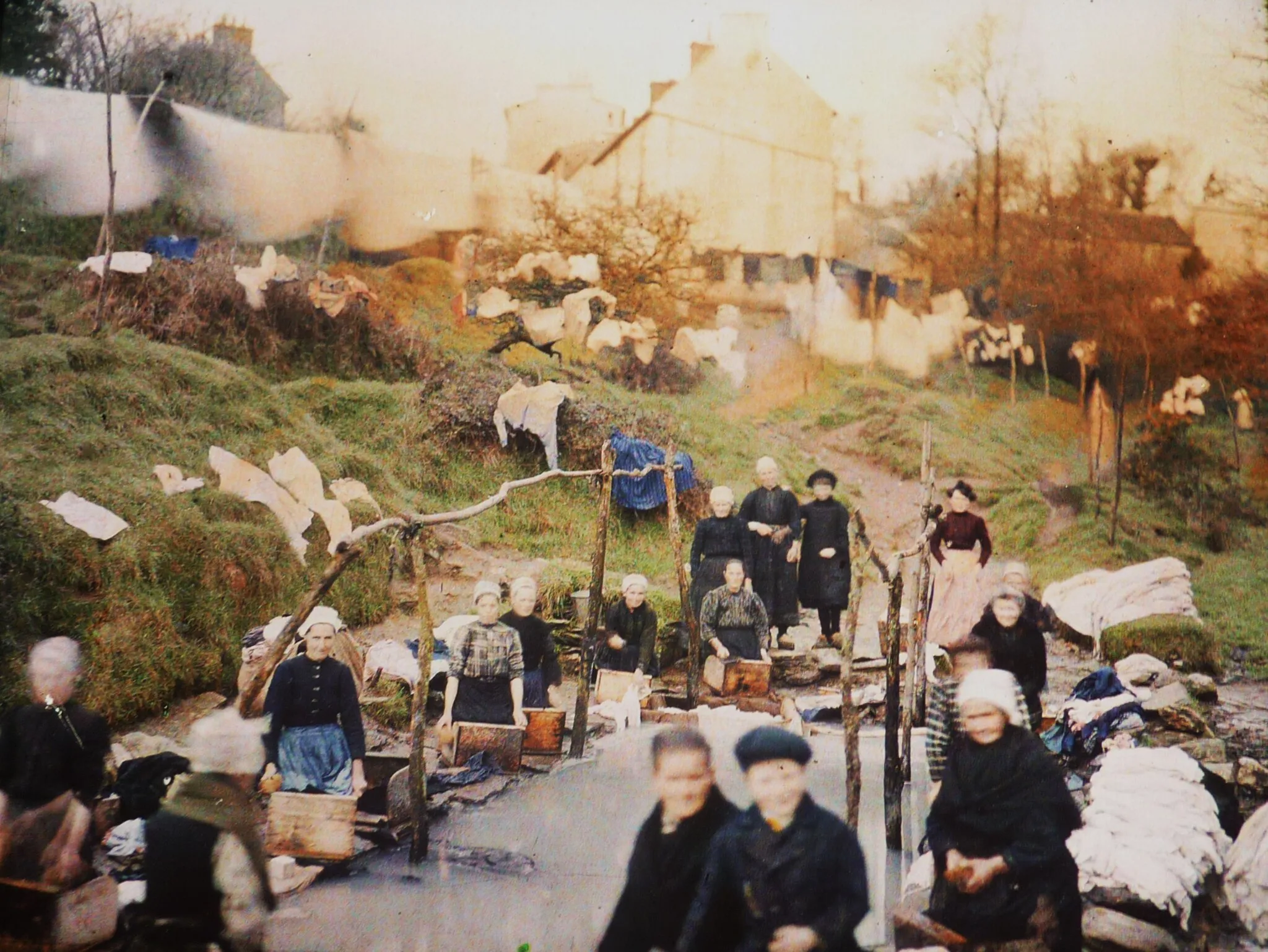 Photo showing: Brest : le lavoir de Barullu-Huella à Saint-Pierre-Quilbignon en 1912 (photo autochrome)