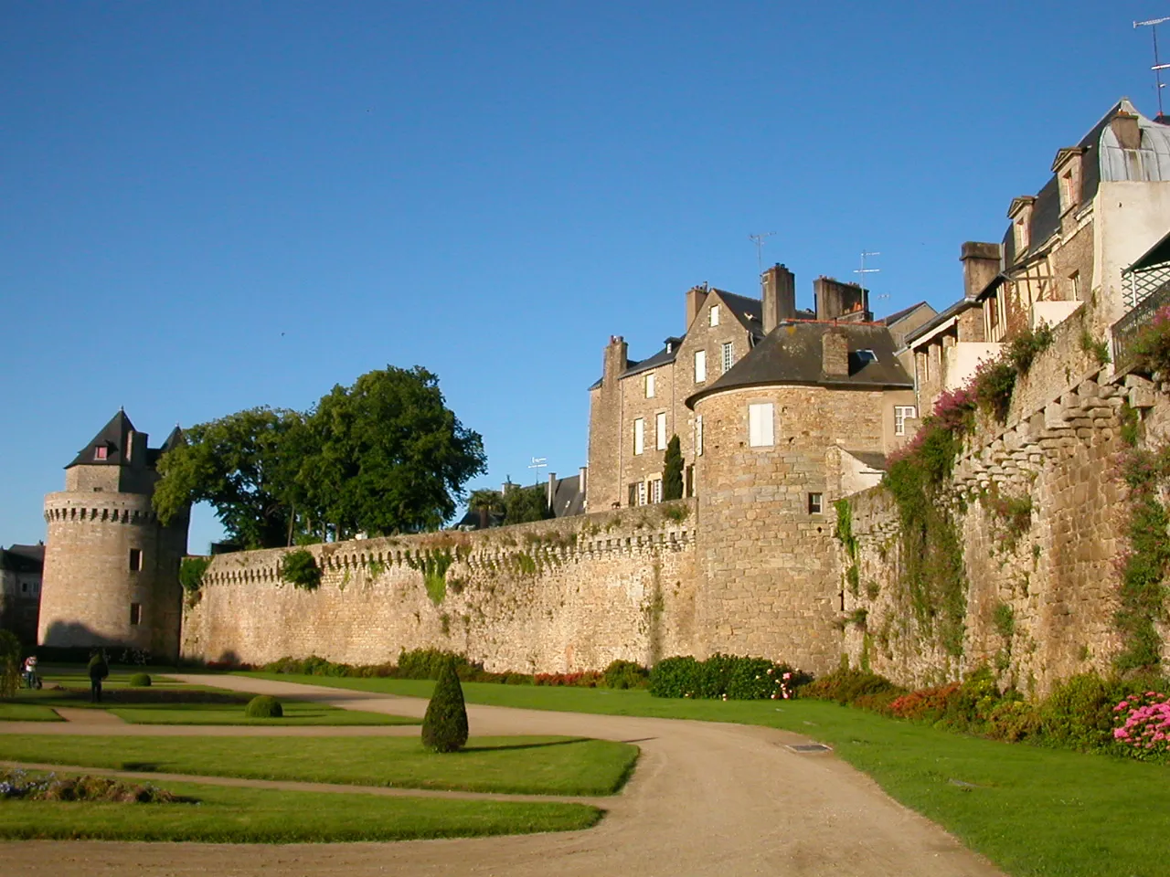 Photo showing: This building is indexed in the base Mérimée, a database of architectural heritage maintained by the French Ministry of Culture, under the reference PA00091806 .