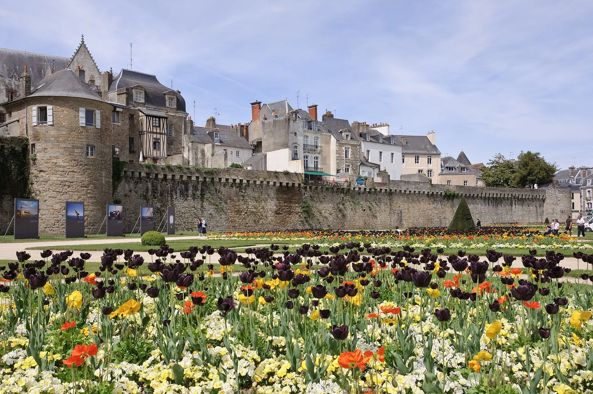 Photo showing: City walls of Vannes, Morbihan, France, from tour Poudrière (= "Powder magazine Tower") to tour Joliette (="Joliette Tower"), during the "Photo de mer" festival in spring 2010.