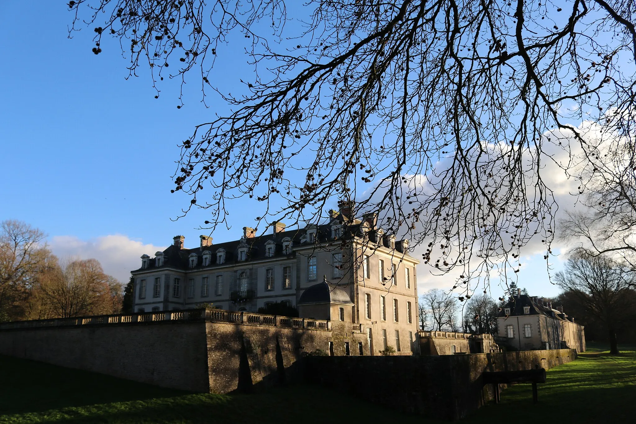 Photo showing: Situés sur une terrasse dominant la vallée de la Claie, le château de Kerguéhennec et sa dépendance ouest tels qu'on les découvre depuis le chemin d'accès (Bignan, Morbihan)