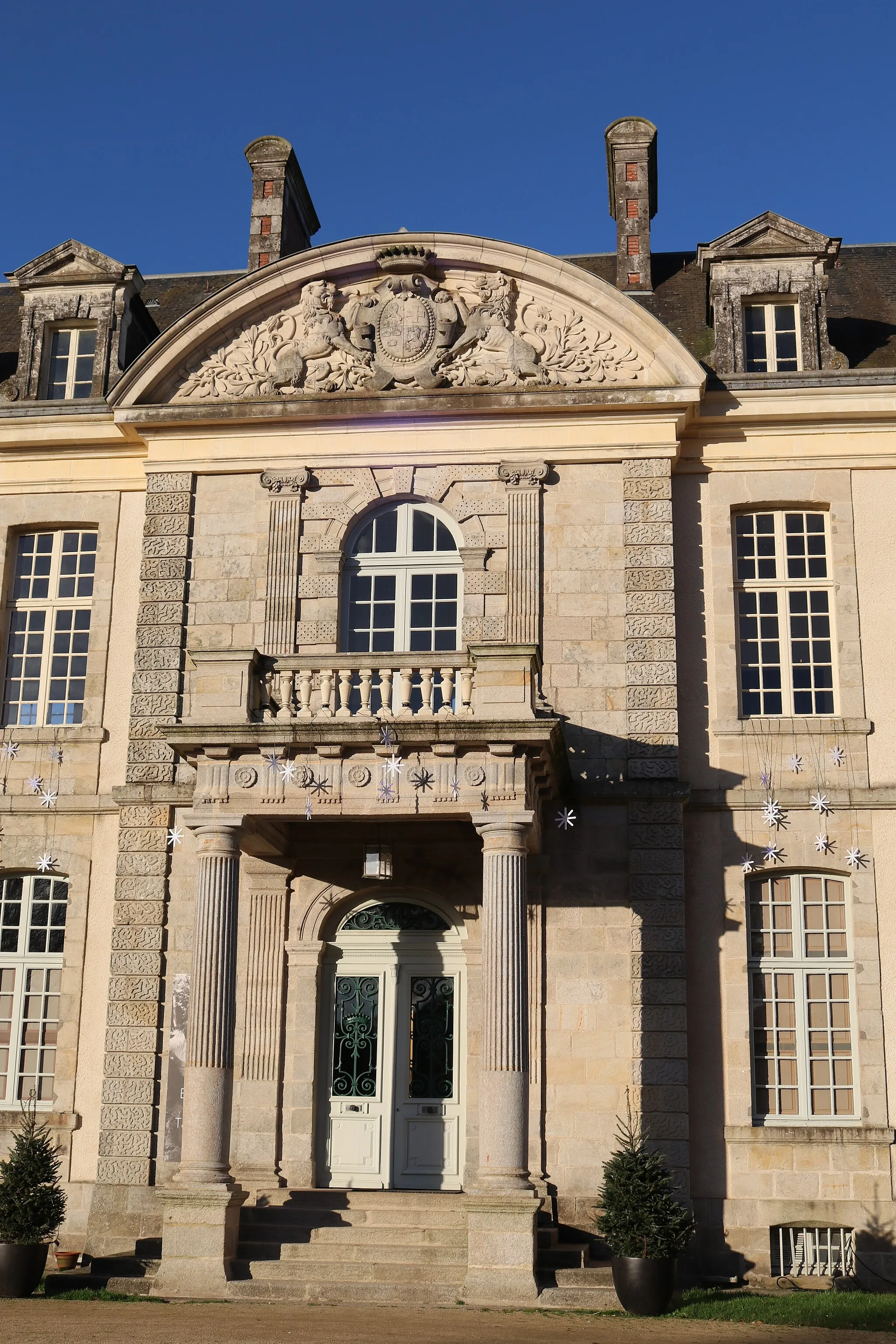 Photo showing: Partie centrale de la façade sud-ouest constituant l'entrée du château de Kerguéhennec (Bignan, Morbihan)