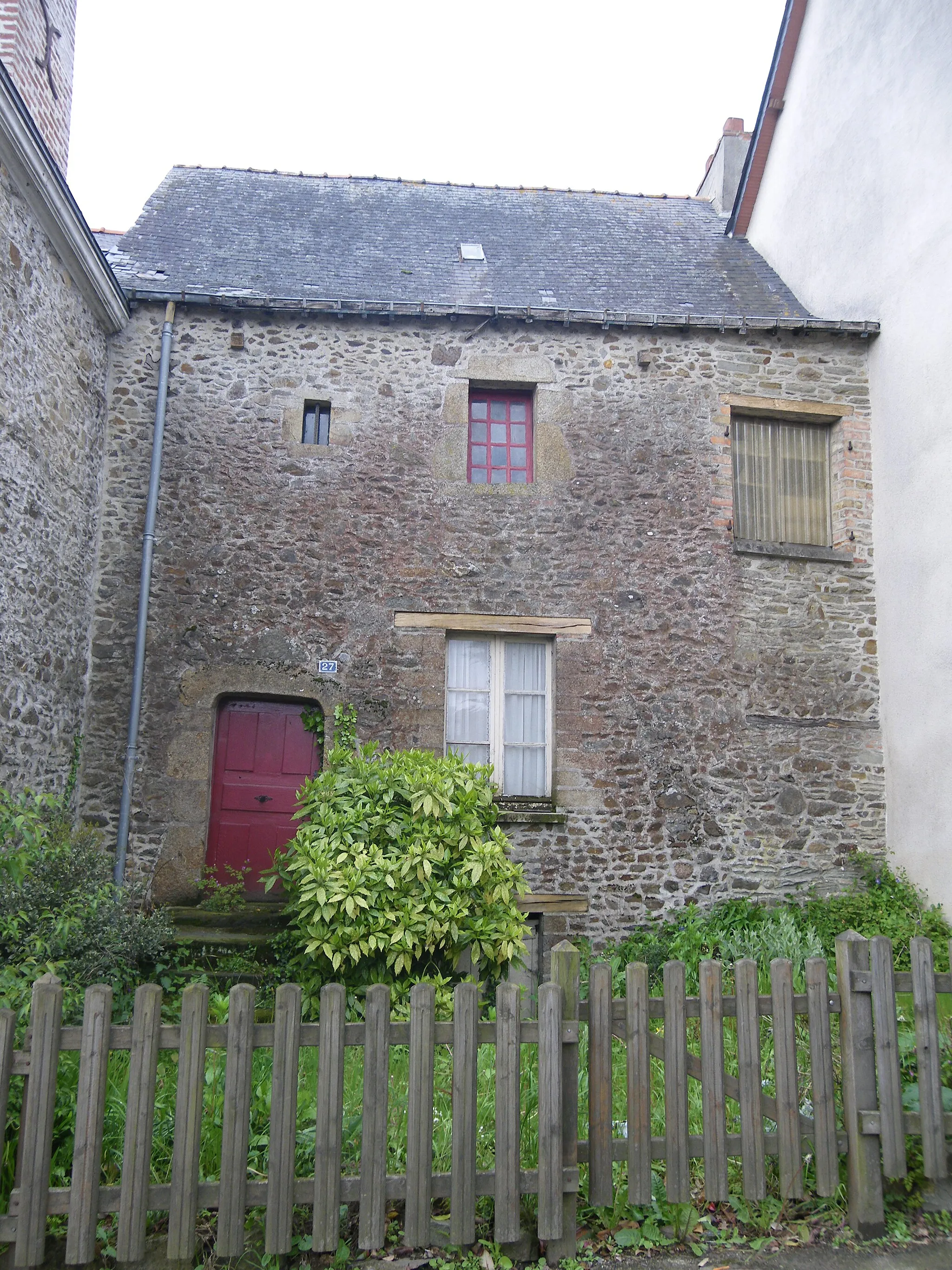 Photo showing: Maison ancienne sise 27 Rue Jean de Gennes, Commune de Gennes-sur-Seiche (35).