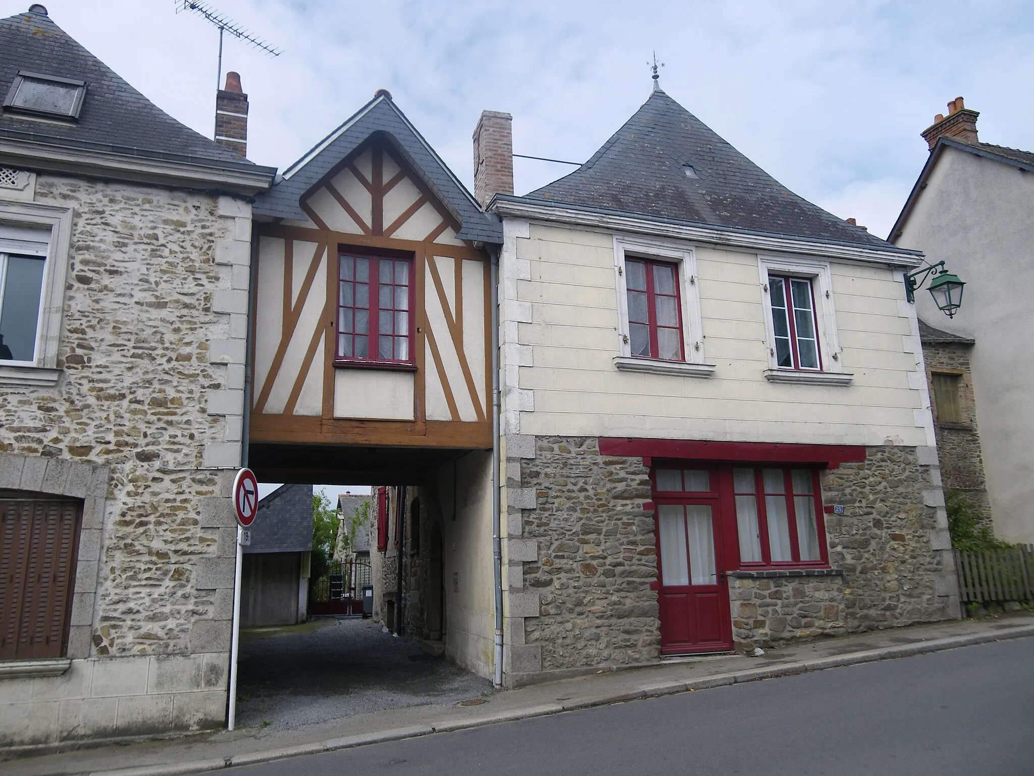 Photo showing: Maison ancienne sise 25 Rue Jean de Gennes, Commune de Gennes-sur-Seiche (35).