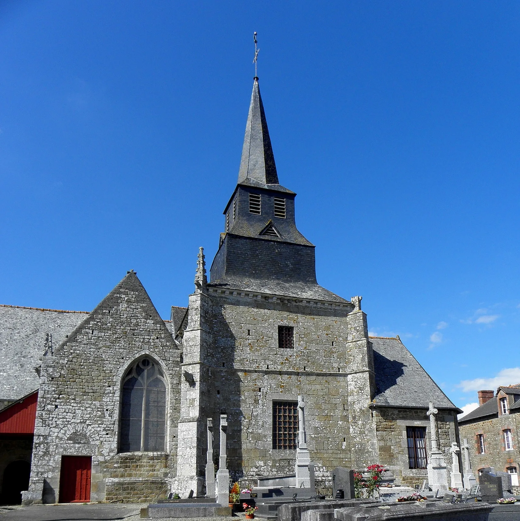 Photo showing: Église Saint-Léon de La Baussaine (35). Tour-clocher et chapelle sud.