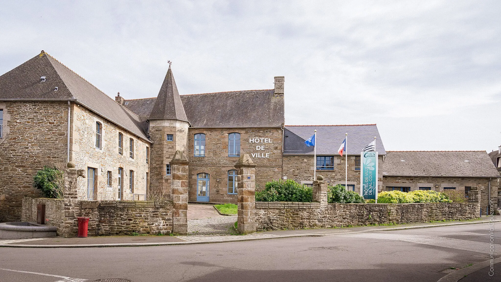 Photo showing: Photo de l'Hôtel de Ville de Val-Couesnon au mois de mars 2023