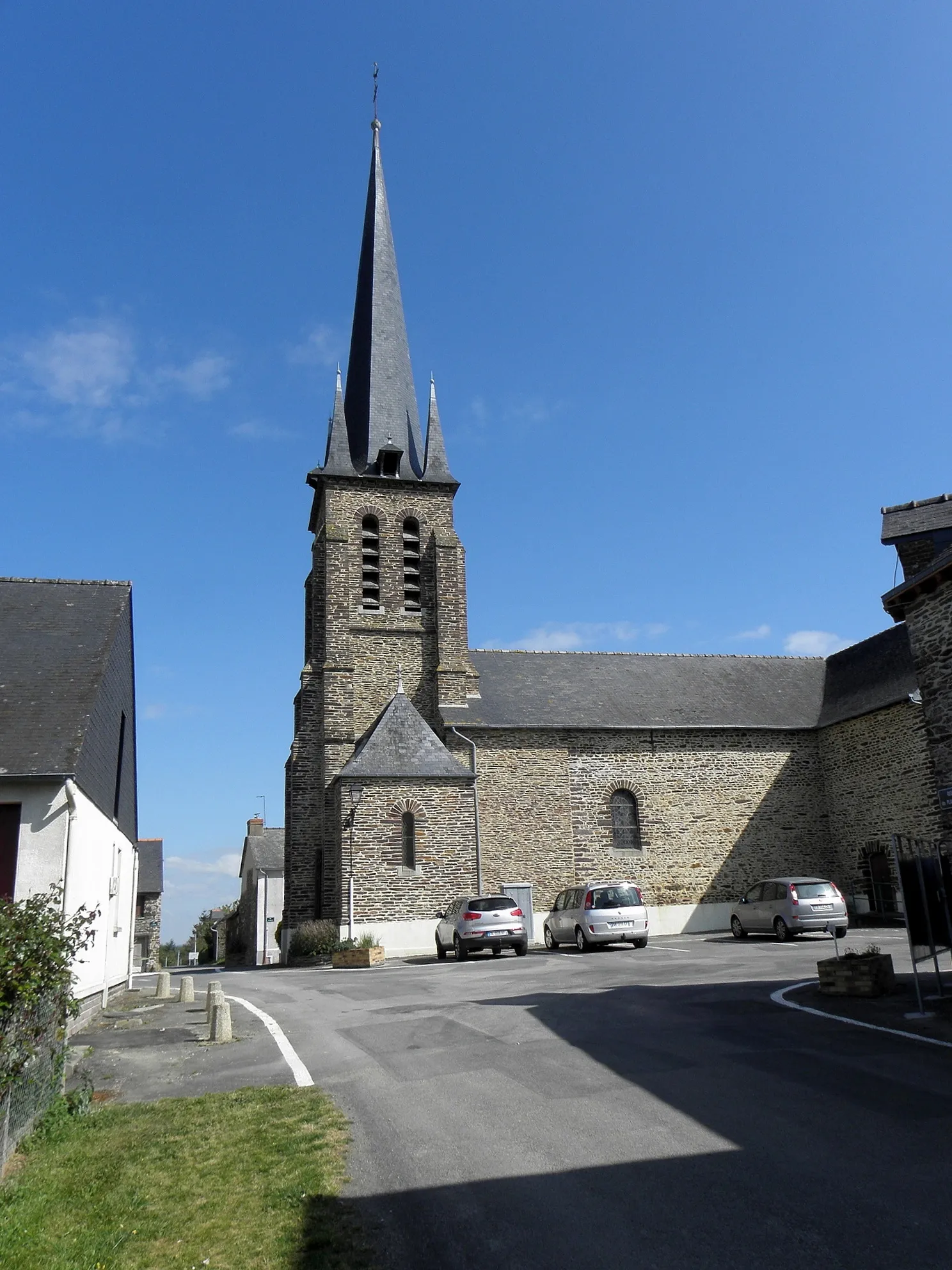 Photo showing: Le Petit-Fougeray (35). Église du Sacré-Cœur-de-Jésus. Tour-clocher et costale sud de la nef.