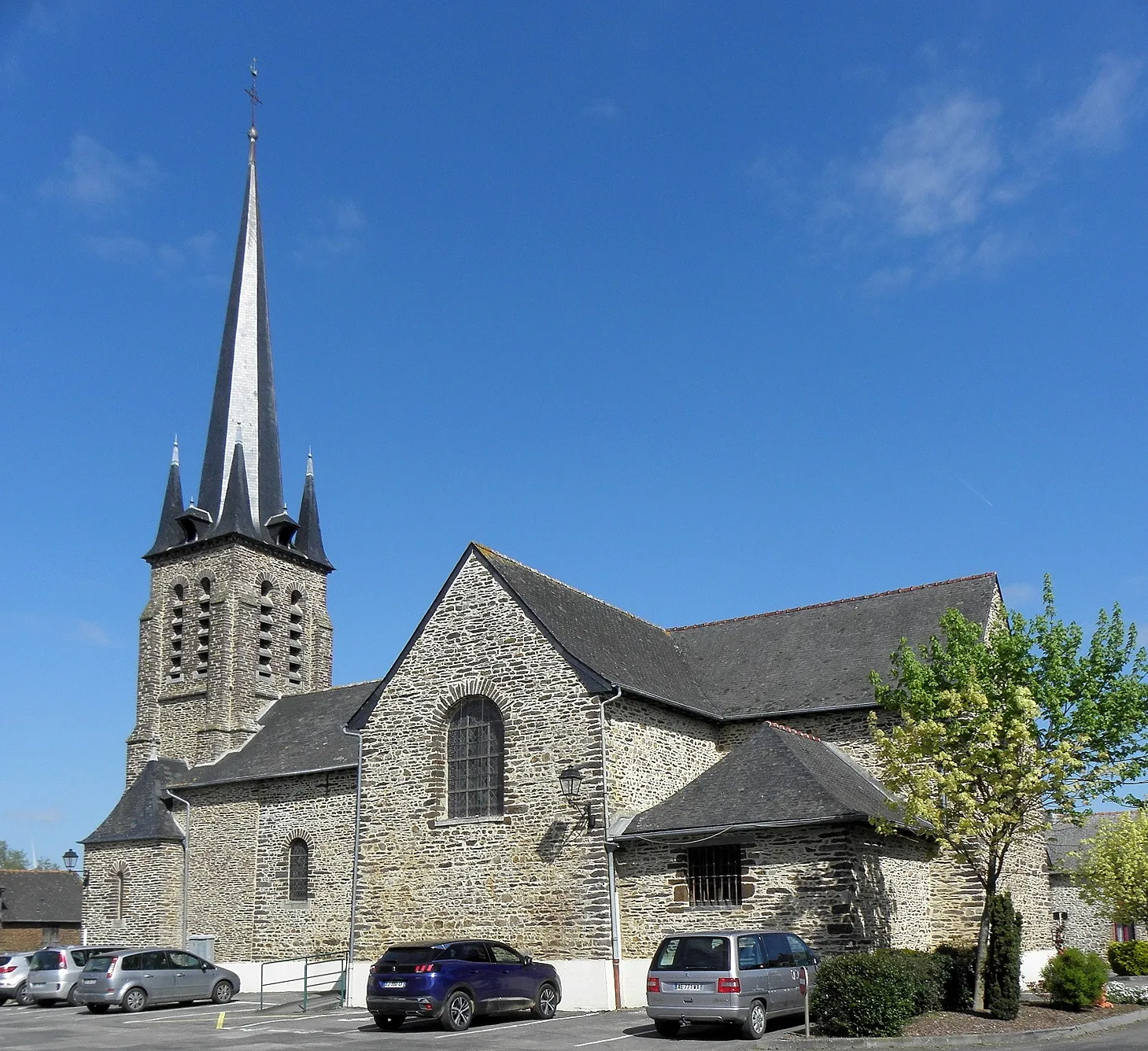 Photo showing: Le Petit-Fougeray (35). Église du Sacré-Cœur-de-Jésus. Flanc sud.