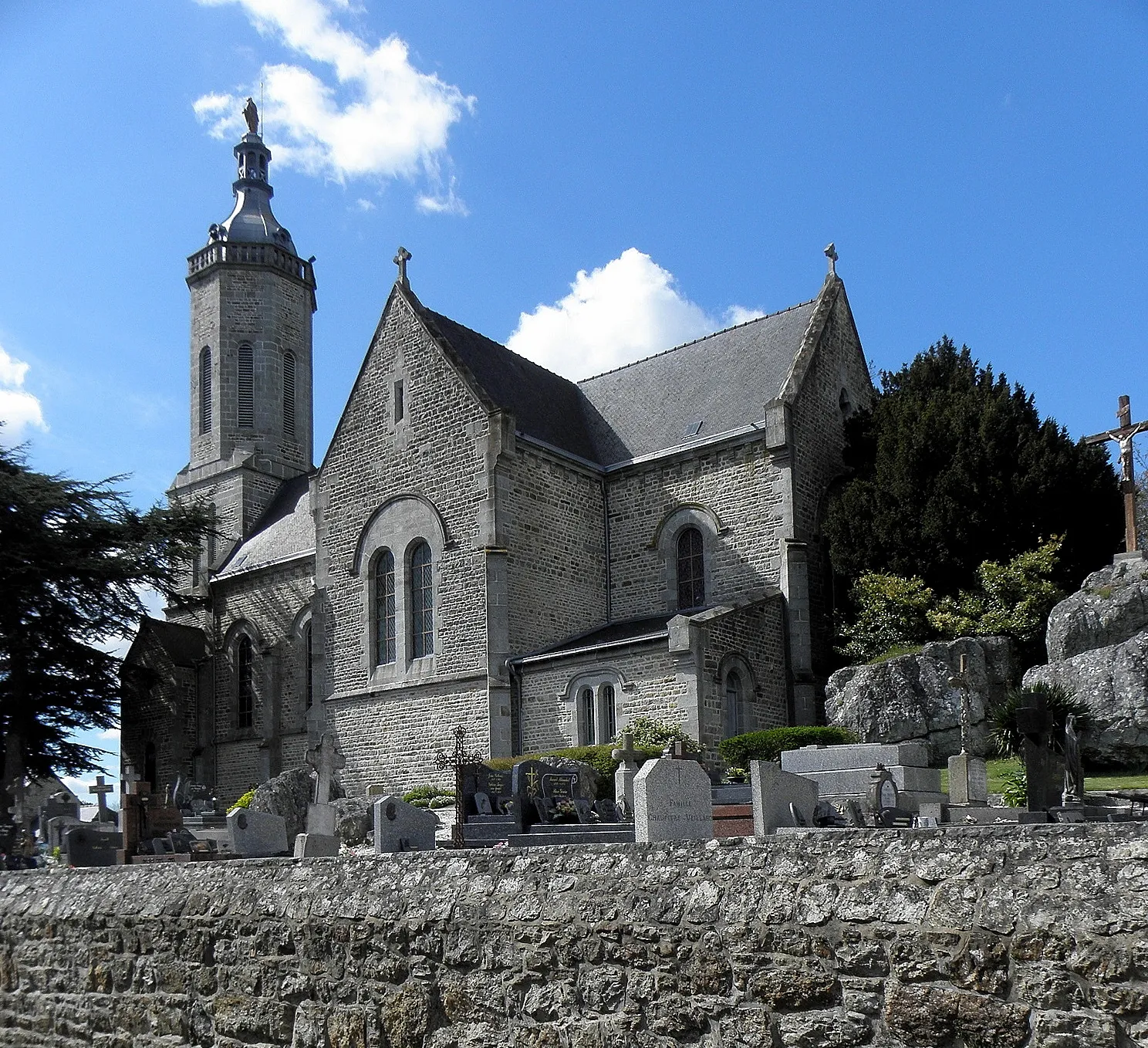 Photo showing: Église Notre-Dame-du-Roc de Montautour (35). Chevet et flanc sud.