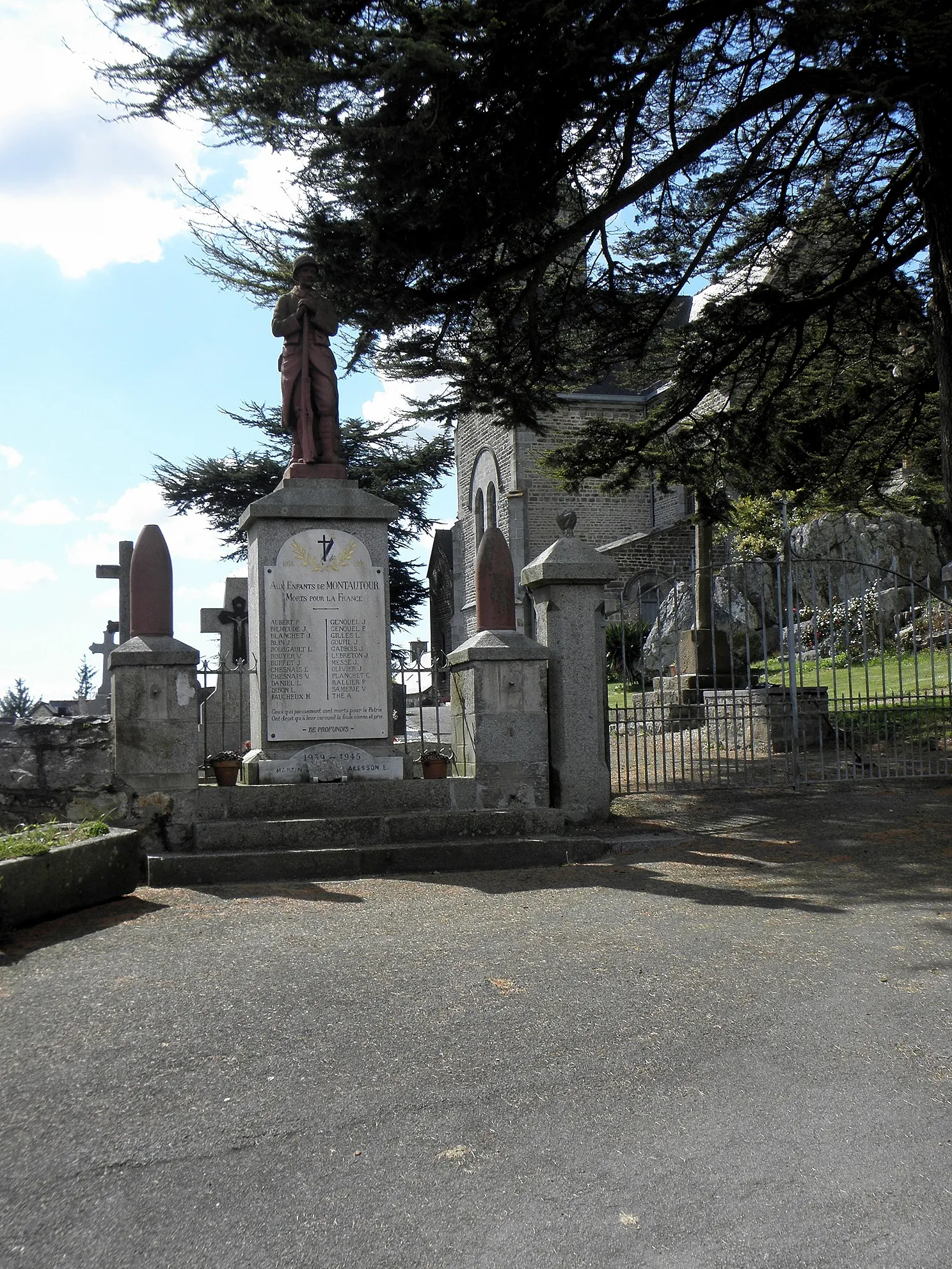 Photo showing: Monument aux morts de Montautour (35).