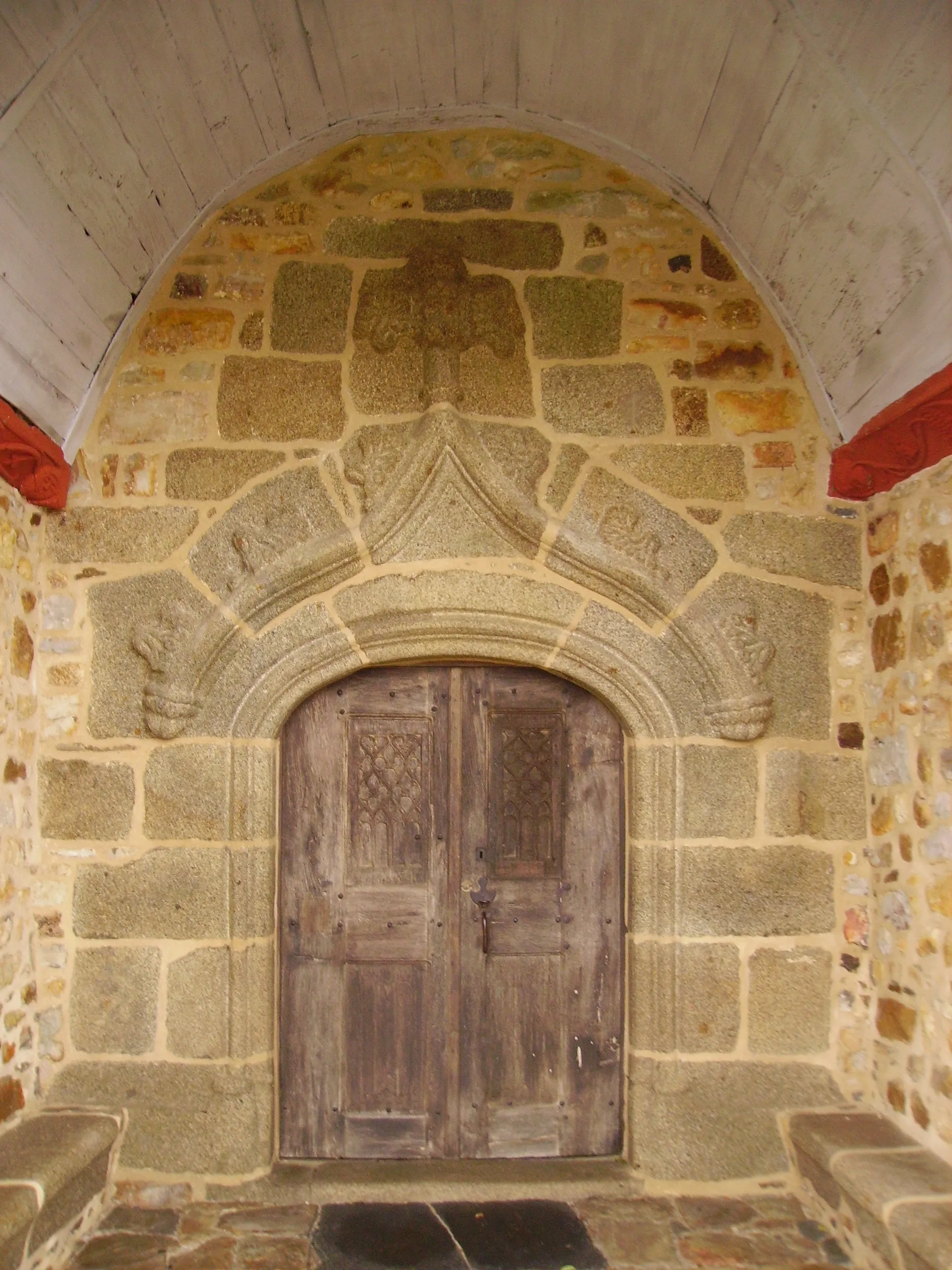 Photo showing: XVIth's door of south porch from the church of Saint-Georges-de-Chesné (Brittany, France).