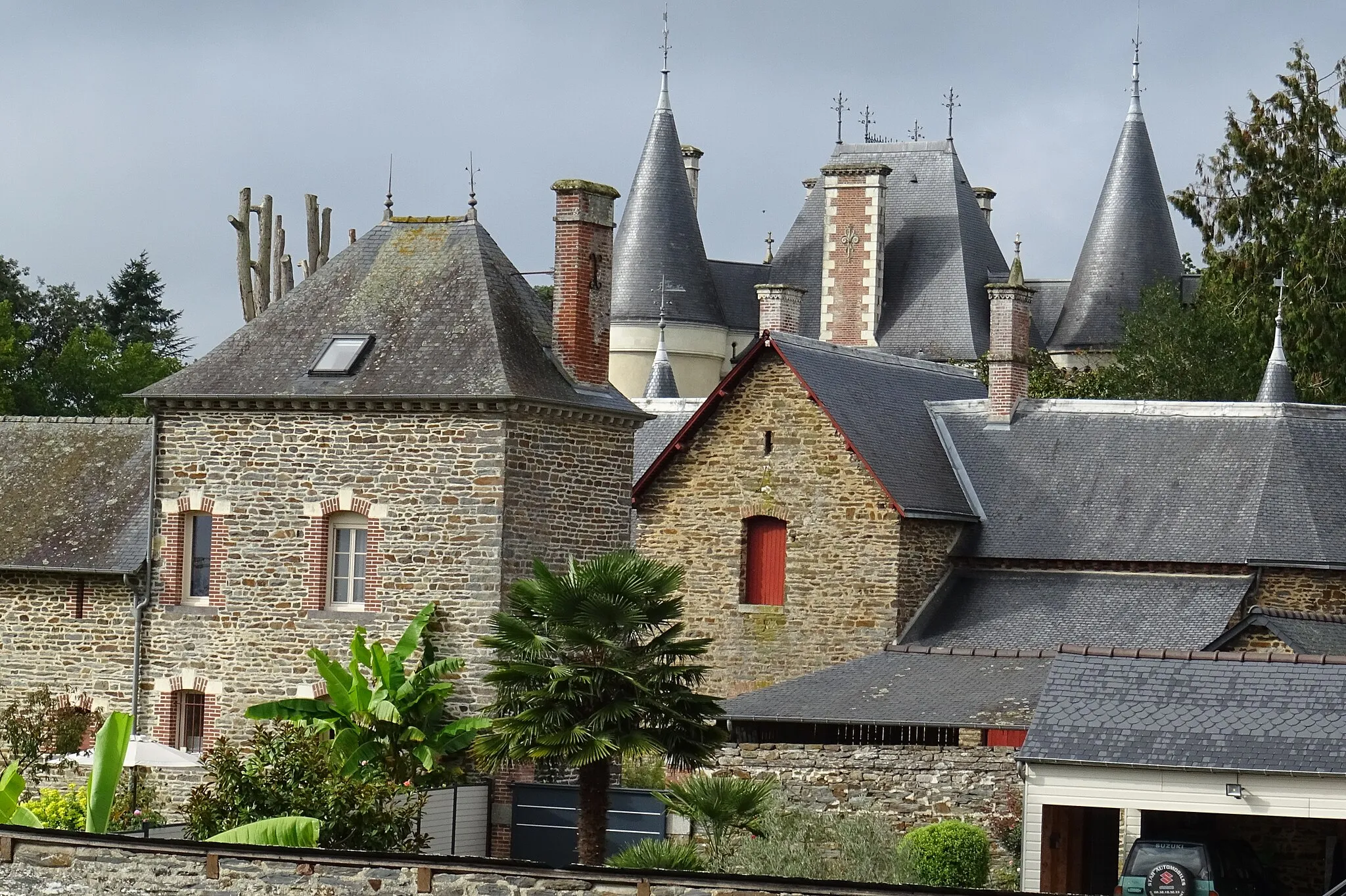 Photo showing: Les tours du château de style néogothique de Marcillé-Robert.