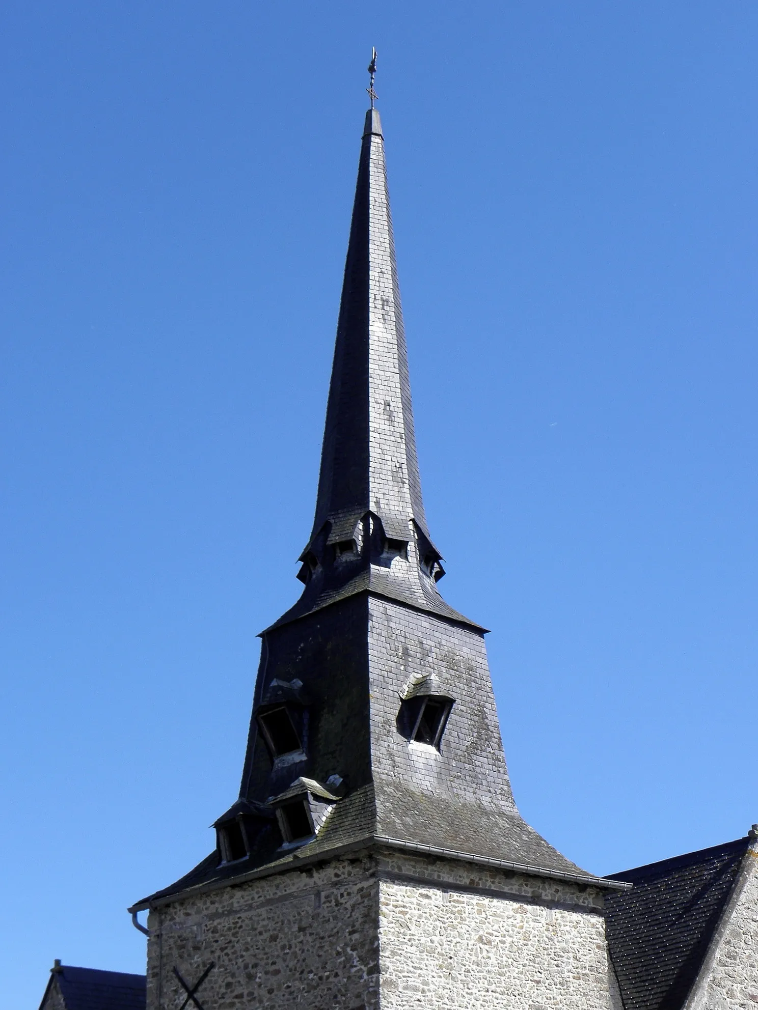 Photo showing: Église Saint-Pierre de Drouges (35). Tour-clocher. Flèche.