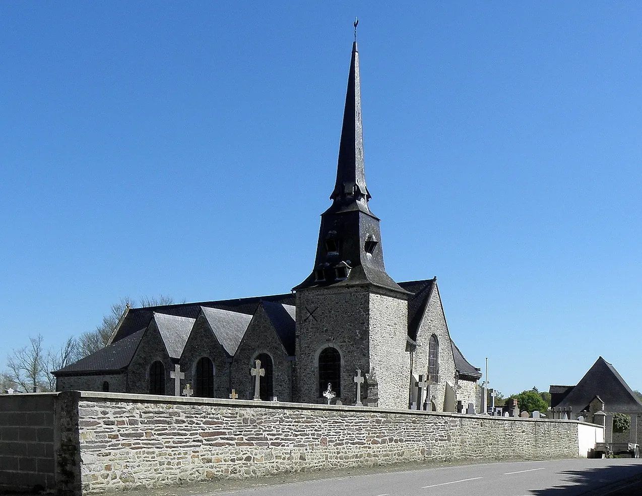 Photo showing: Église Saint-Pierre de Drouges (35). Vue septentrionale.