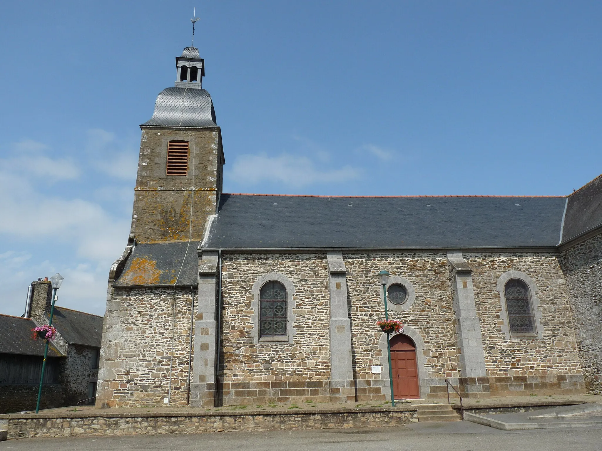 Photo showing: Extérieur de l'église Saint-Martin de Baguer-Pican (35). Vue de la costale sud de la nef.