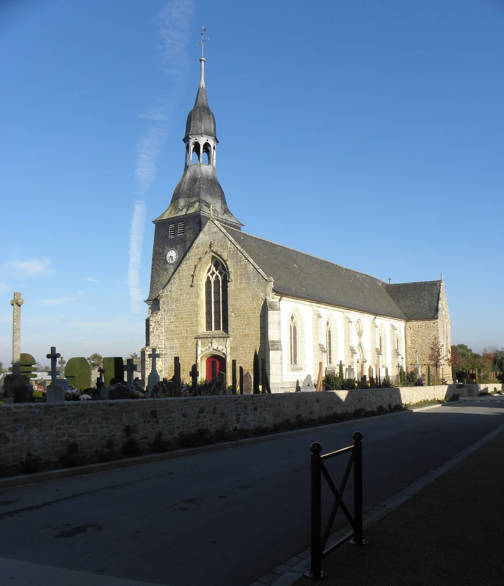 Photo showing: Église Saint-Médard de Torcé (35). Façade occidentale et flanc sud.