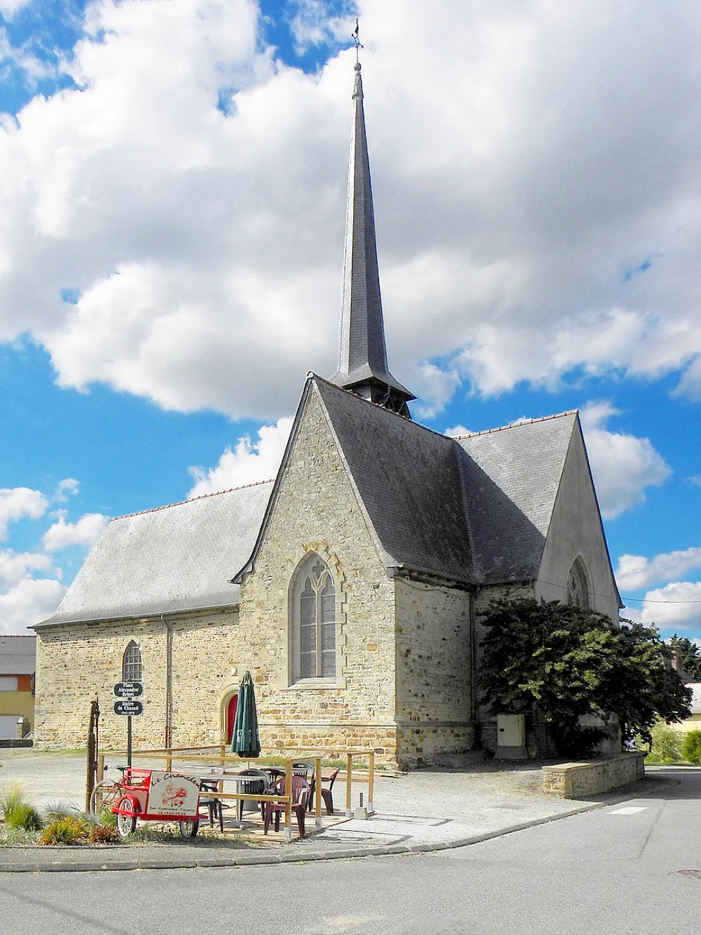 Photo showing: Église Saint-Pierre de Chancé (35). Chevet et flanc sud.