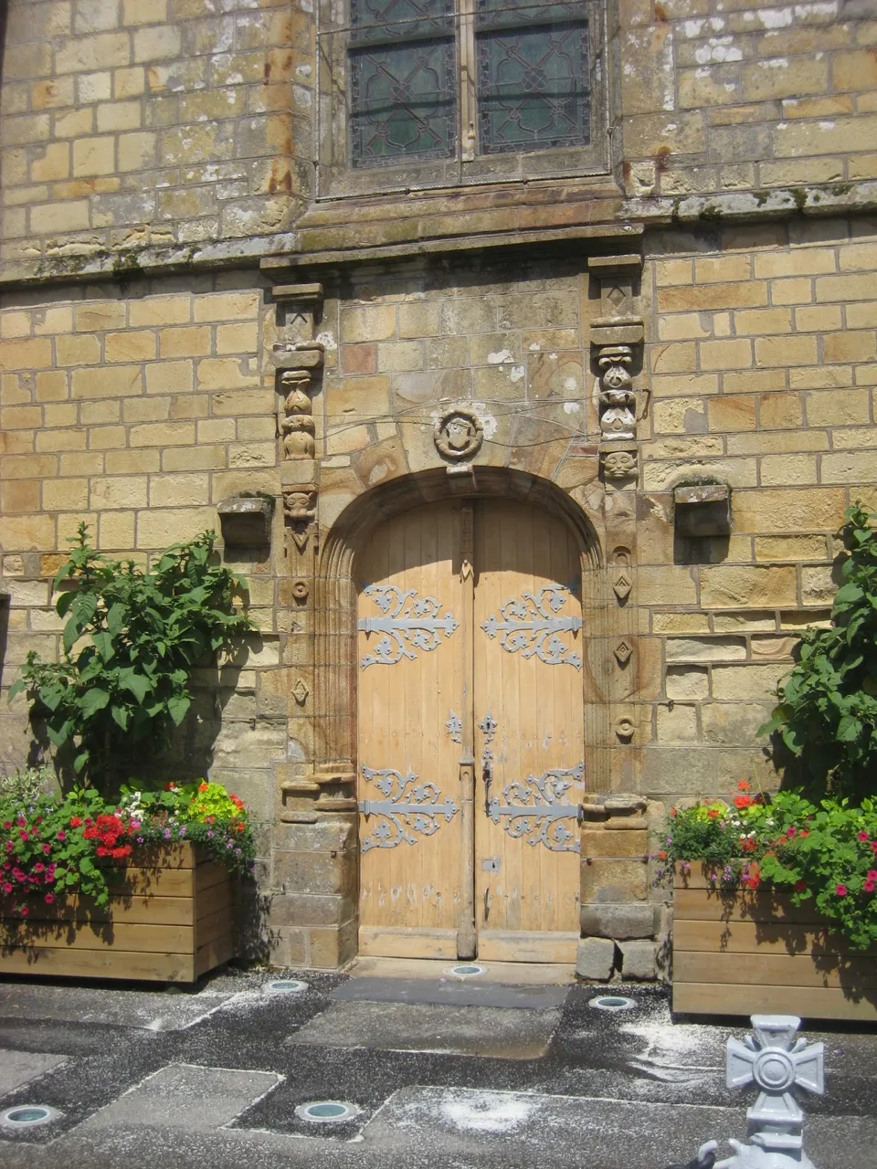 Photo showing: Porte église Domalain 1632