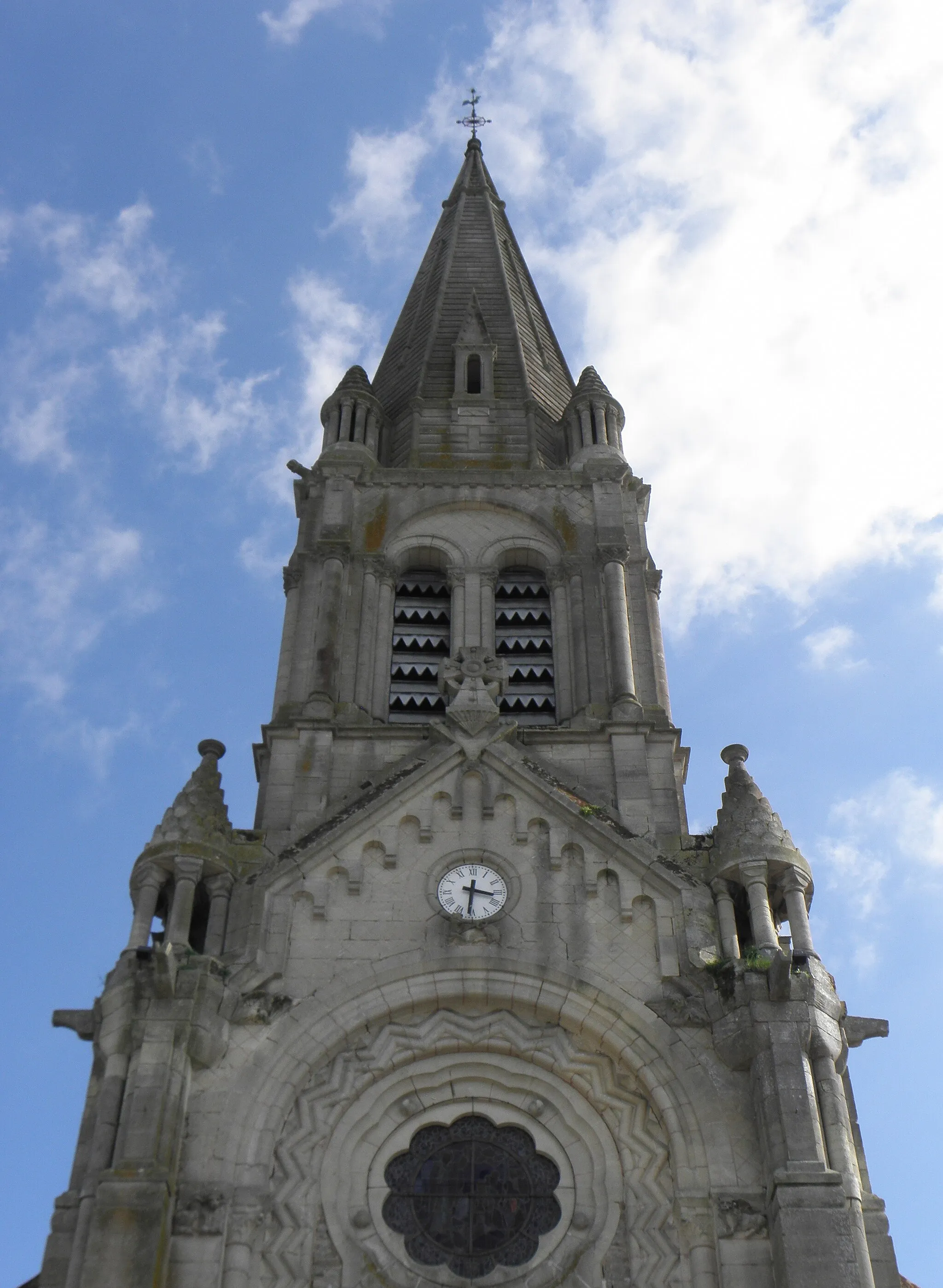 Photo showing: Extérieur de l'église Saint-Maimbœuf, Le Theil-de-Bretagne (35). Façade principale (au septentrion). Beffroi et flèche.