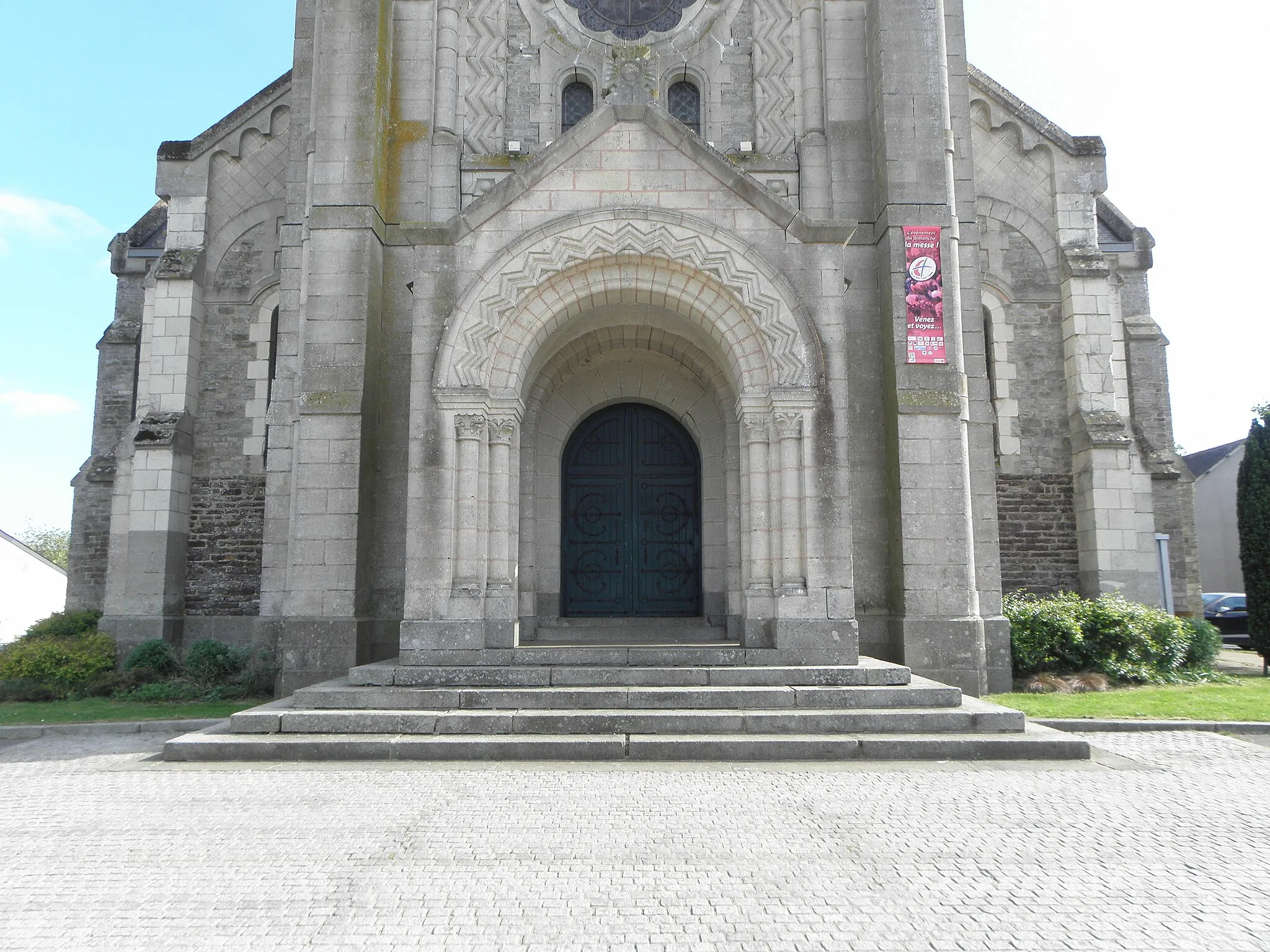 Photo showing: Extérieur de l'église Saint-Maimbœuf, Le Theil-de-Bretagne (35). Façade principale (au septentrion). Portail.