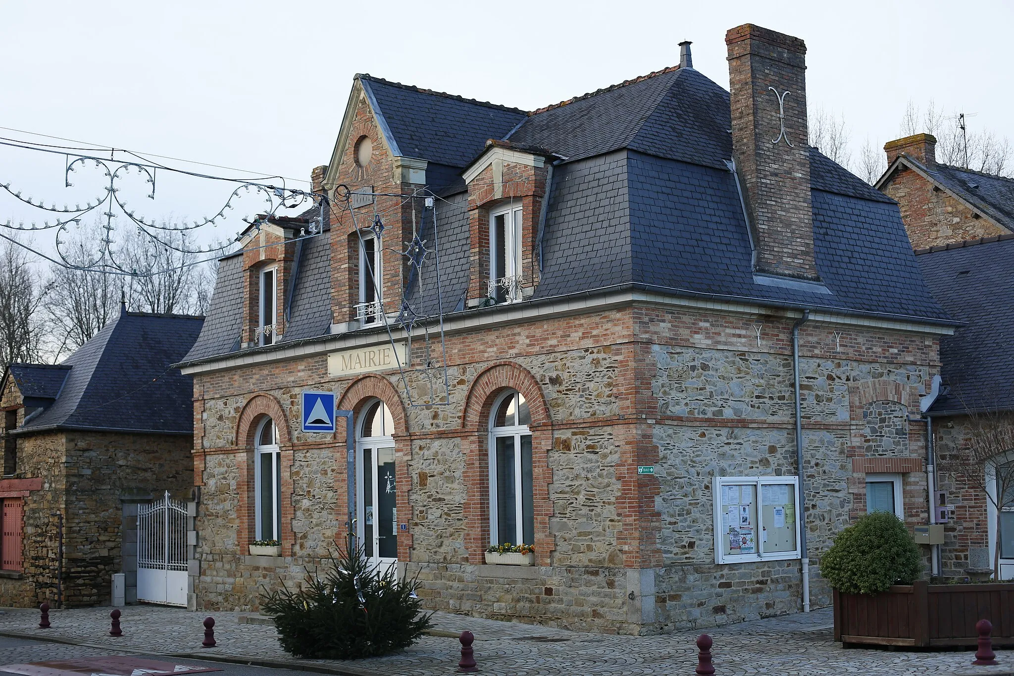 Photo showing: This building is indexed in the base Mérimée, a database of architectural heritage maintained by the French Ministry of Culture, under the reference IA00007687 .