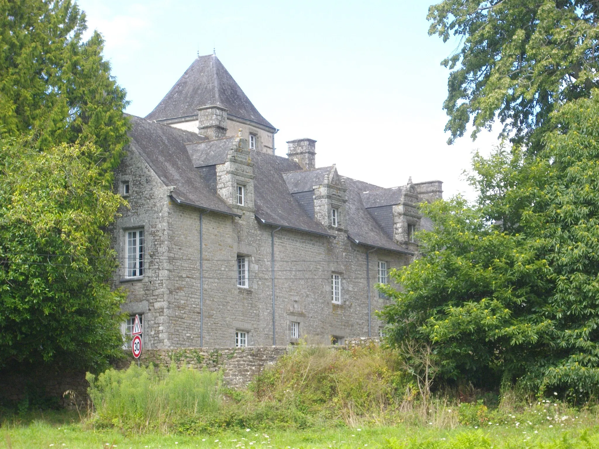 Photo showing: This building is indexed in the base Mérimée, a database of architectural heritage maintained by the French Ministry of Culture, under the reference PA00091663 .