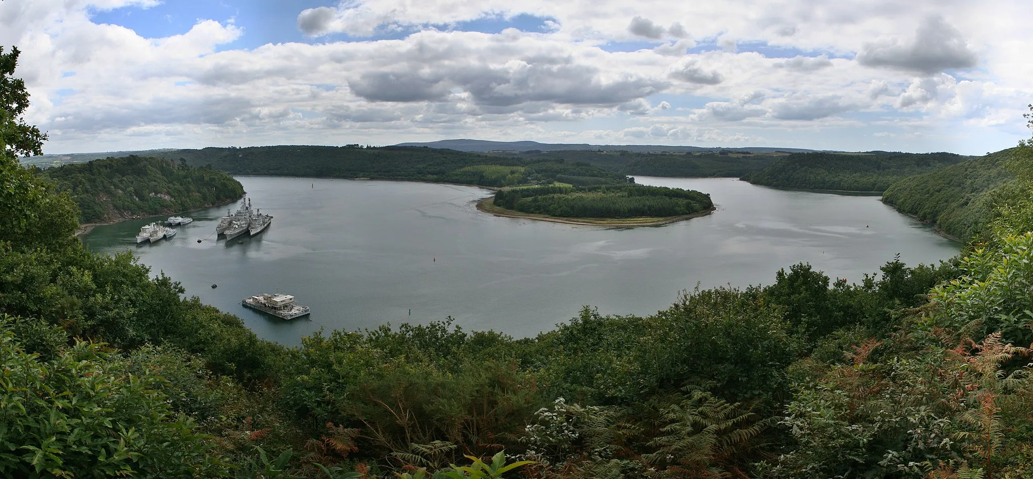 Photo showing: Panorama over the Aulne river, as seen from the Belle Vue belvedere, in Landévennec, Finistère département, Brittany, France. In the center of the picture, Térénez island is visible. On the left, the French navy ship cemetery.