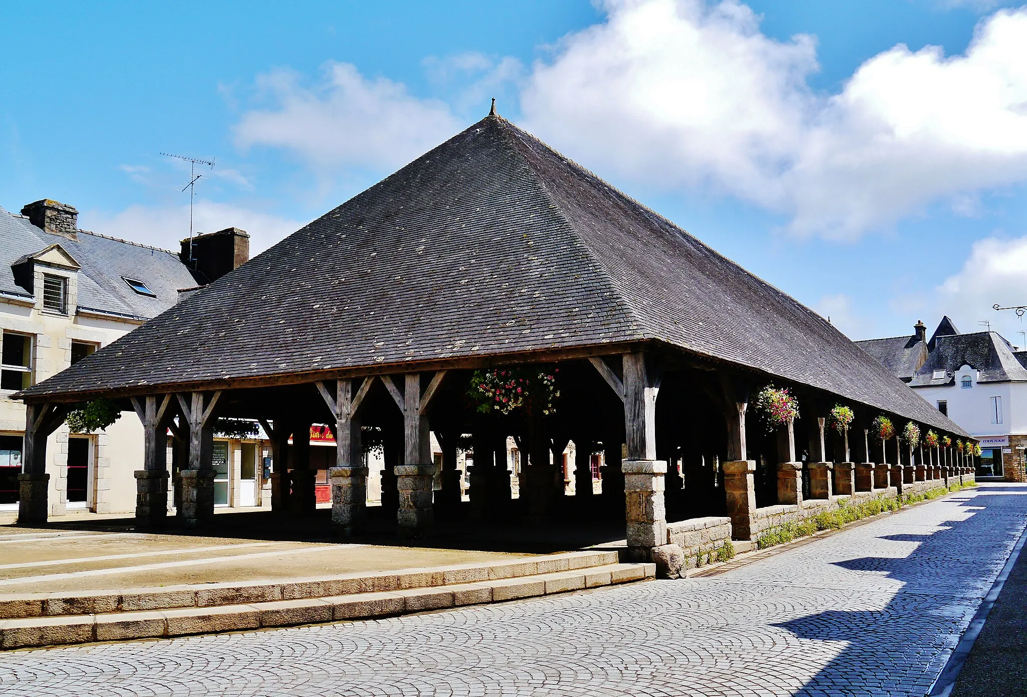 Photo showing: Market Hall, Questembert, Department of Morbihan, Region of Brittany, France