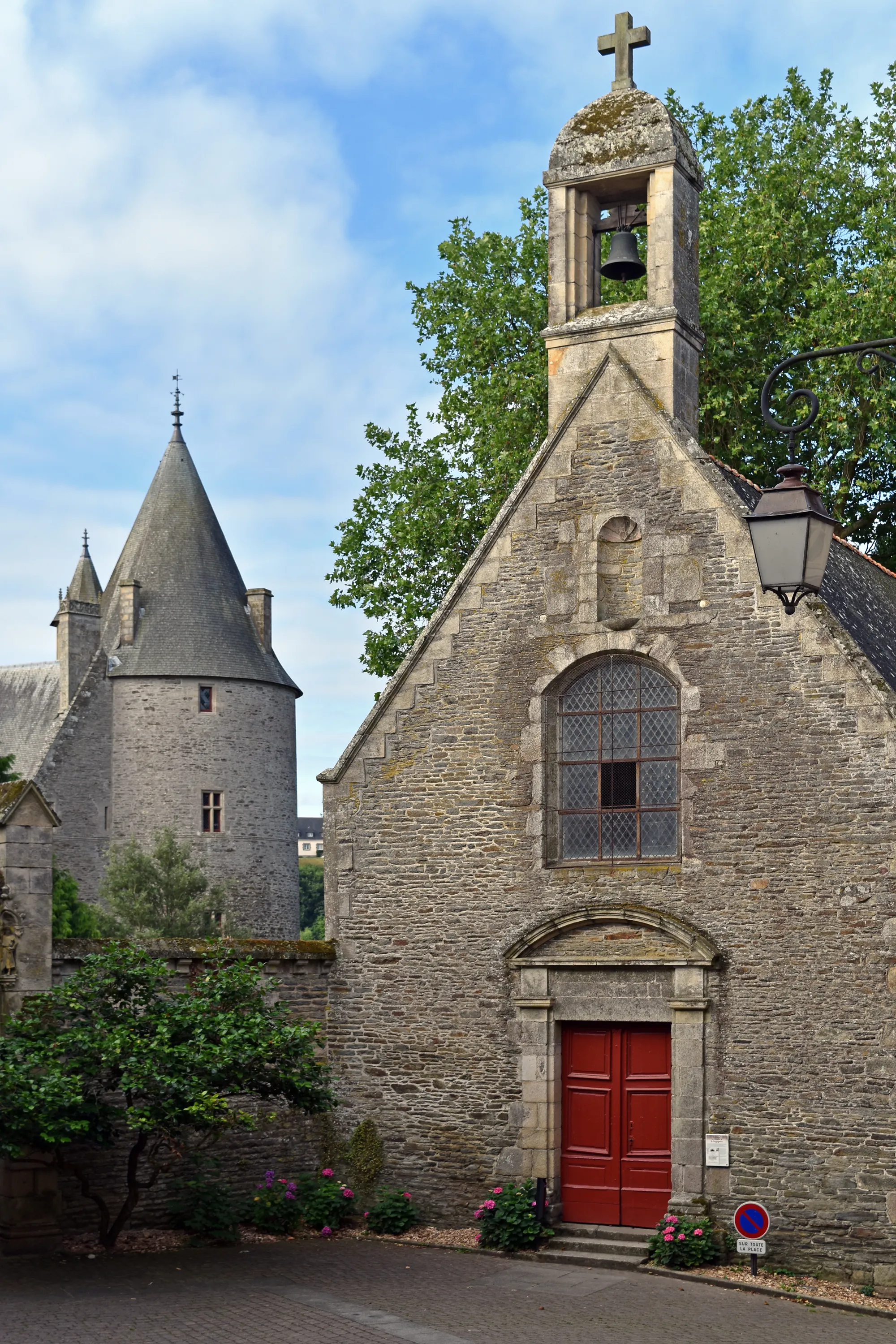 Photo showing: This building is indexed in the base Mérimée, a database of architectural heritage maintained by the French Ministry of Culture, under the reference PA00091310 .