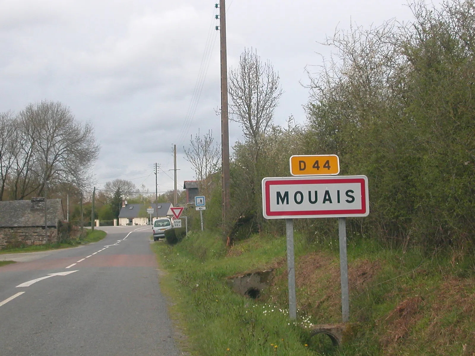 Photo showing: Entrée du village de Mouais par la RD 44