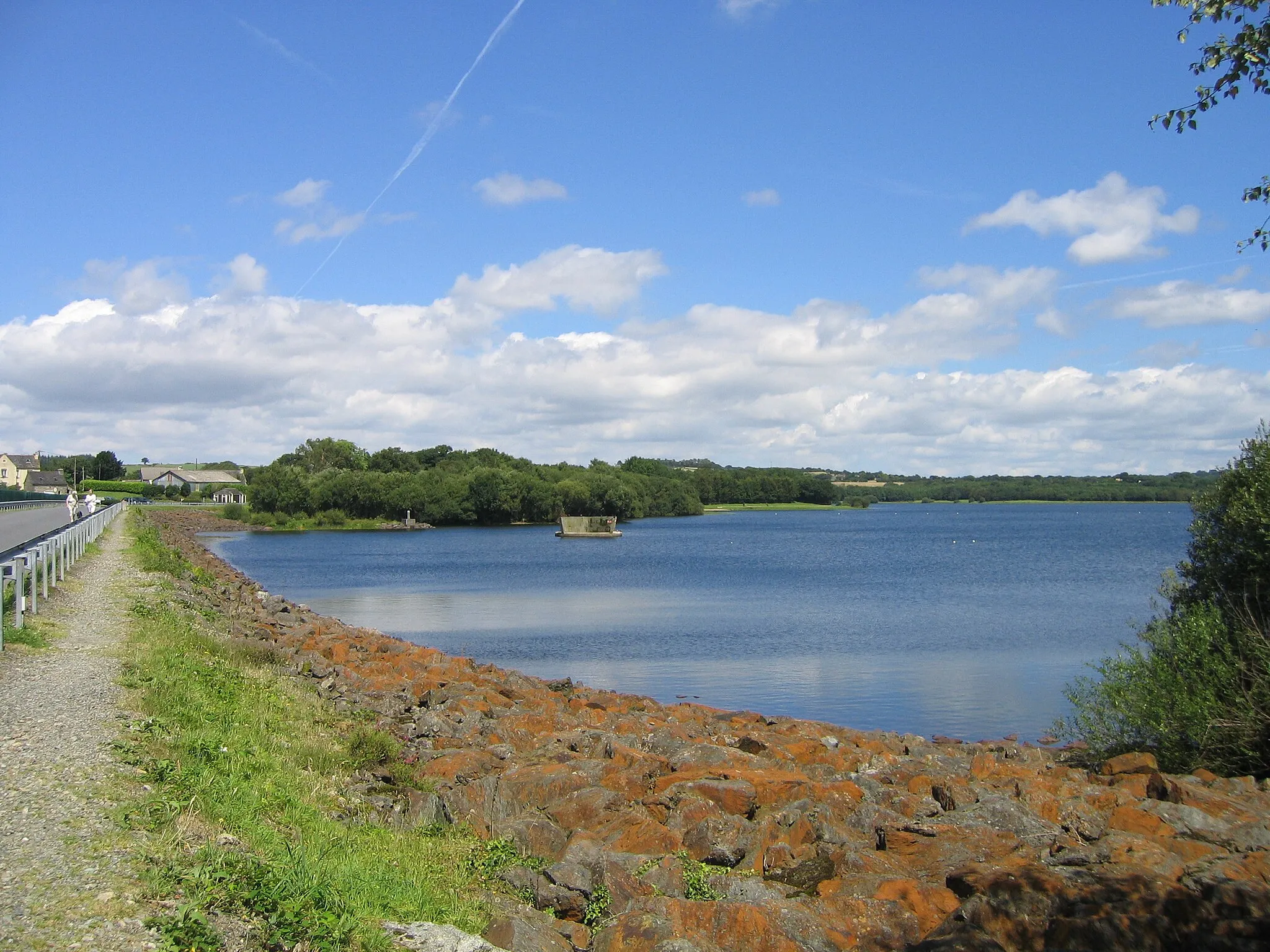Photo showing: Le lac de Drennec vu de la route passant sur la digue, à droite, le trop plein haut de 16 mètres