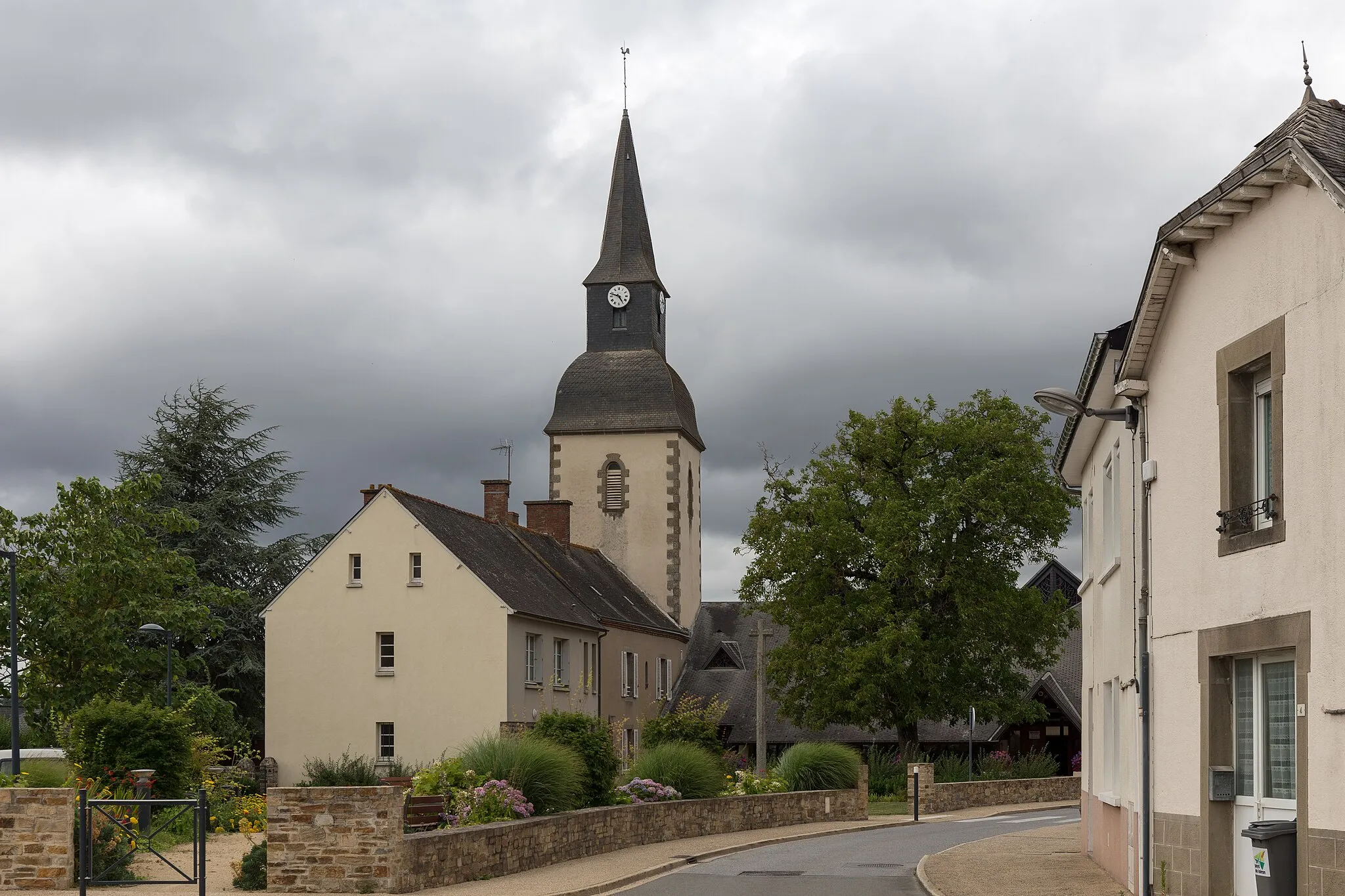 Photo showing: Church of Saint-Pierre-la-Cour.