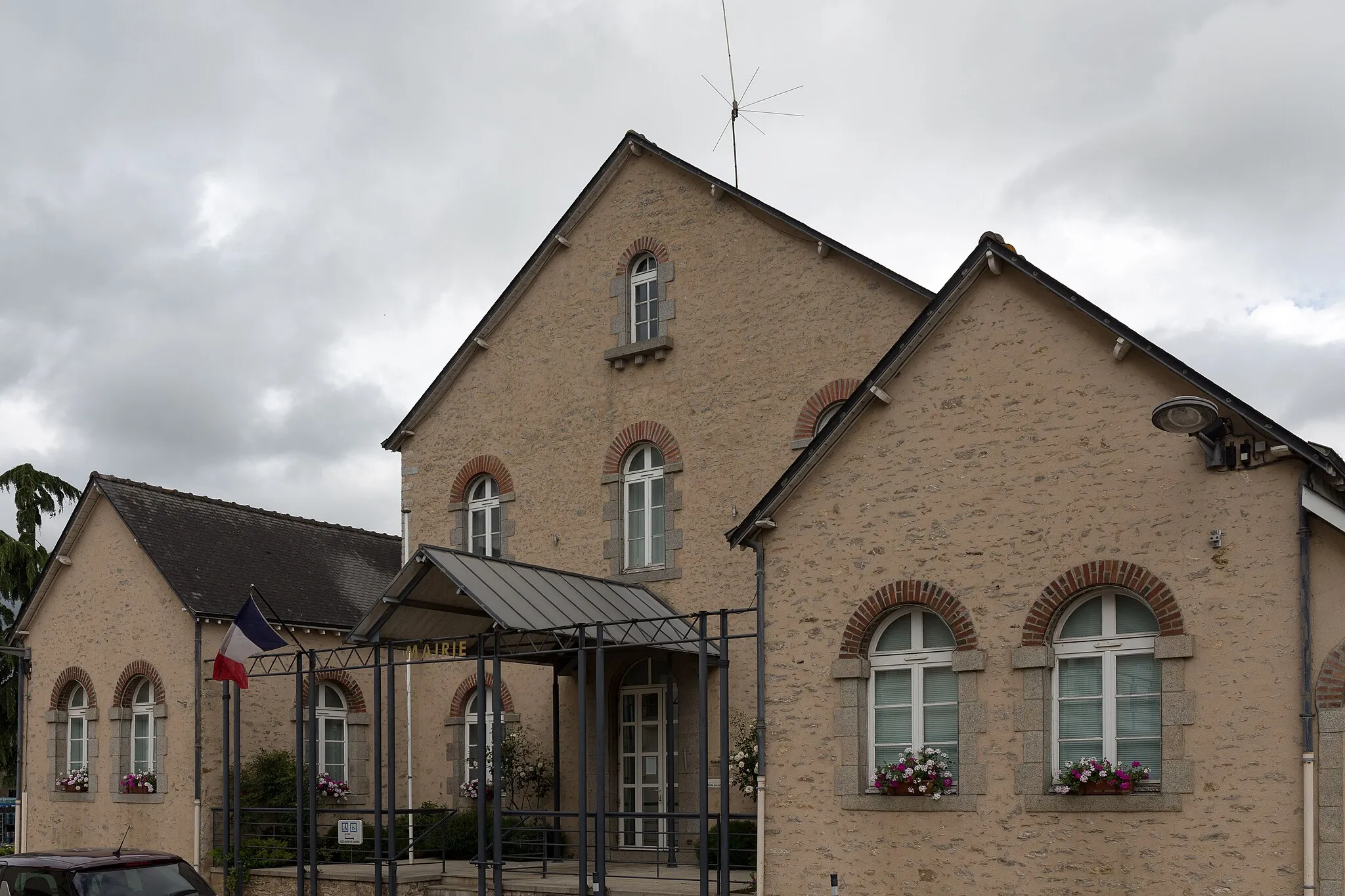 Photo showing: Town hall of Saint-Pierre-la-Cour.