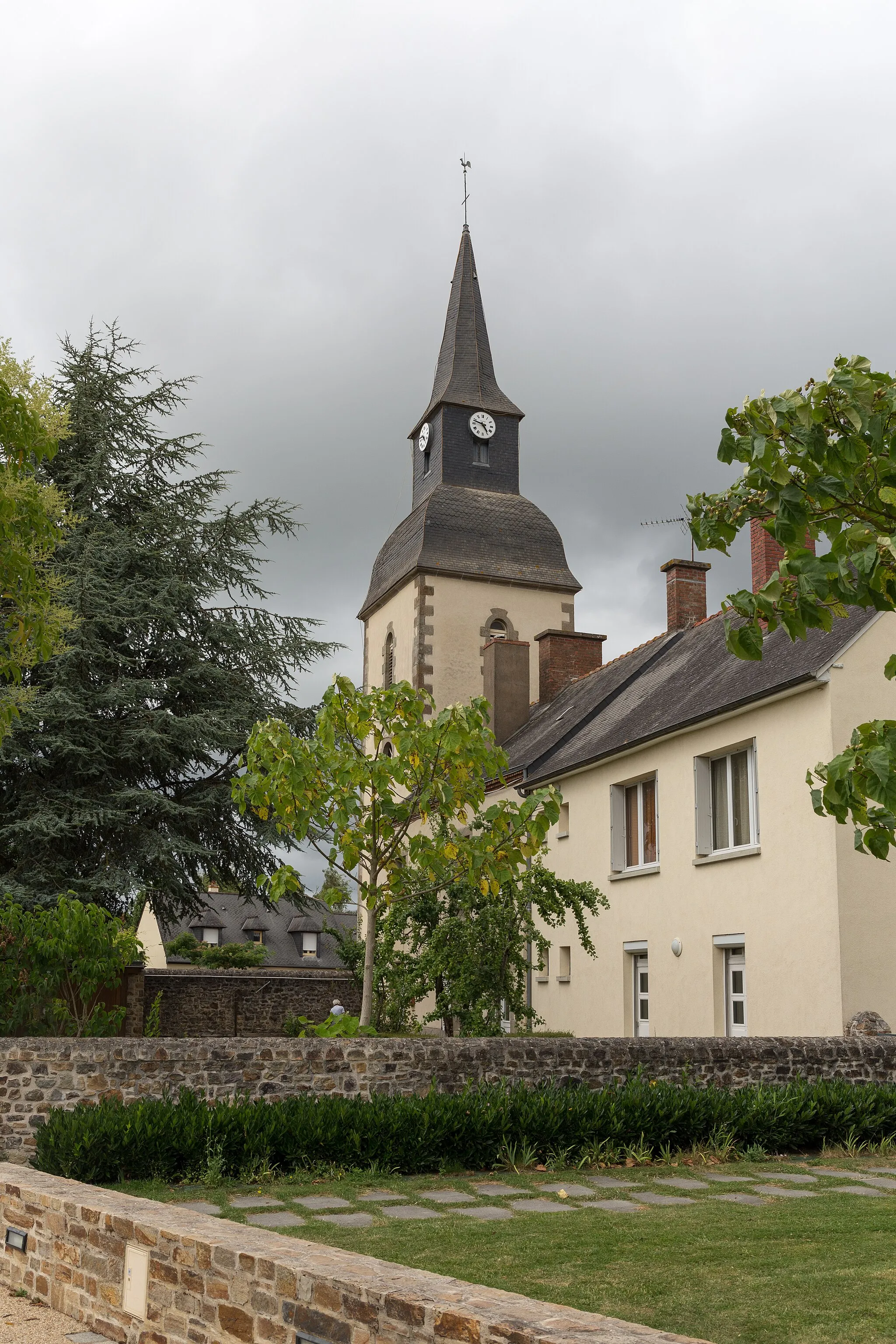 Photo showing: Church of Saint-Pierre-la-Cour.