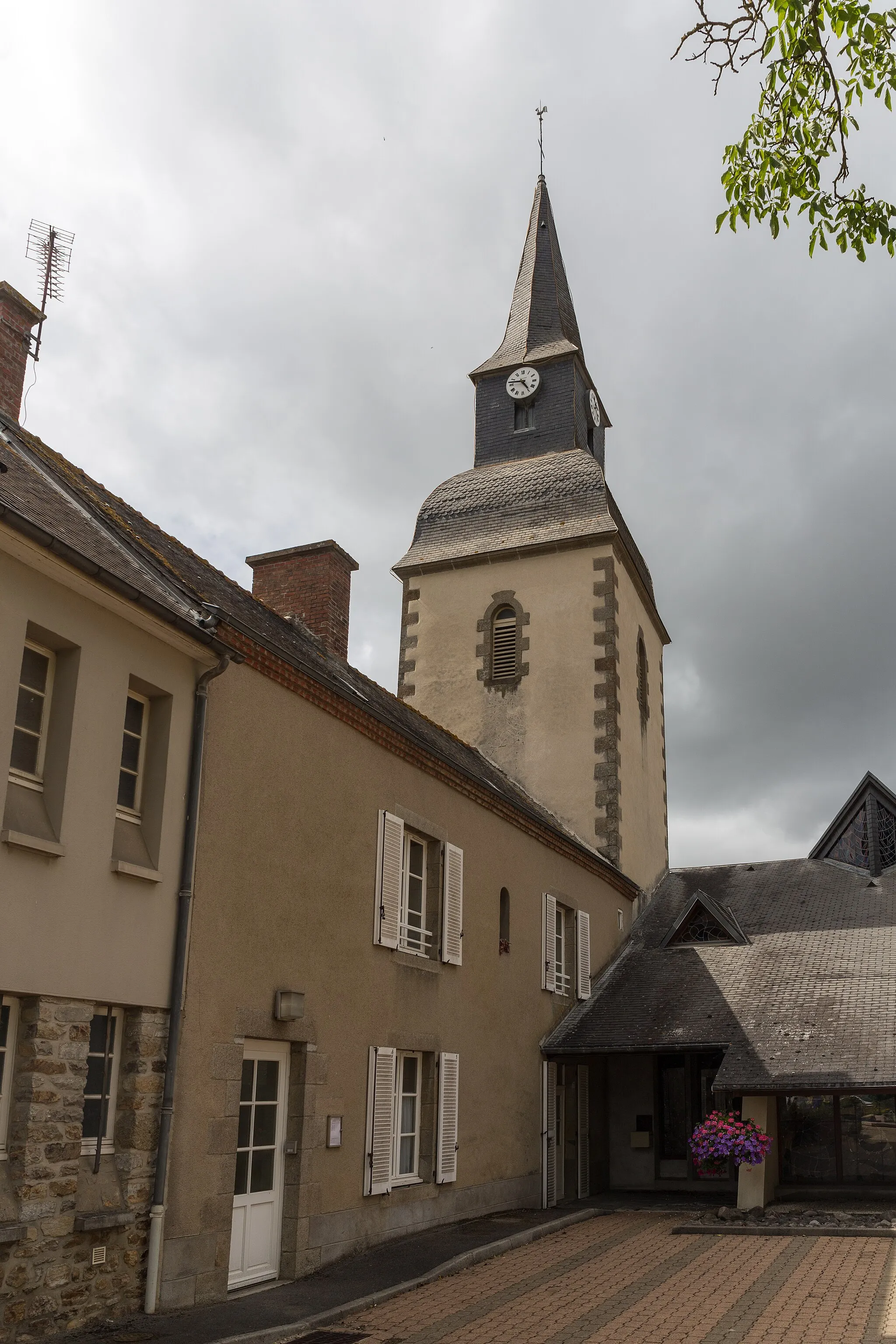 Photo showing: Church of Saint-Pierre-la-Cour.